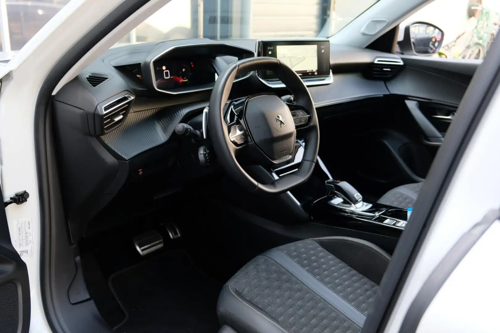 Peugeot 2008 1.2 PureTech **Roadtrip** 43dkm! Automaat/Navigati Wit - 2