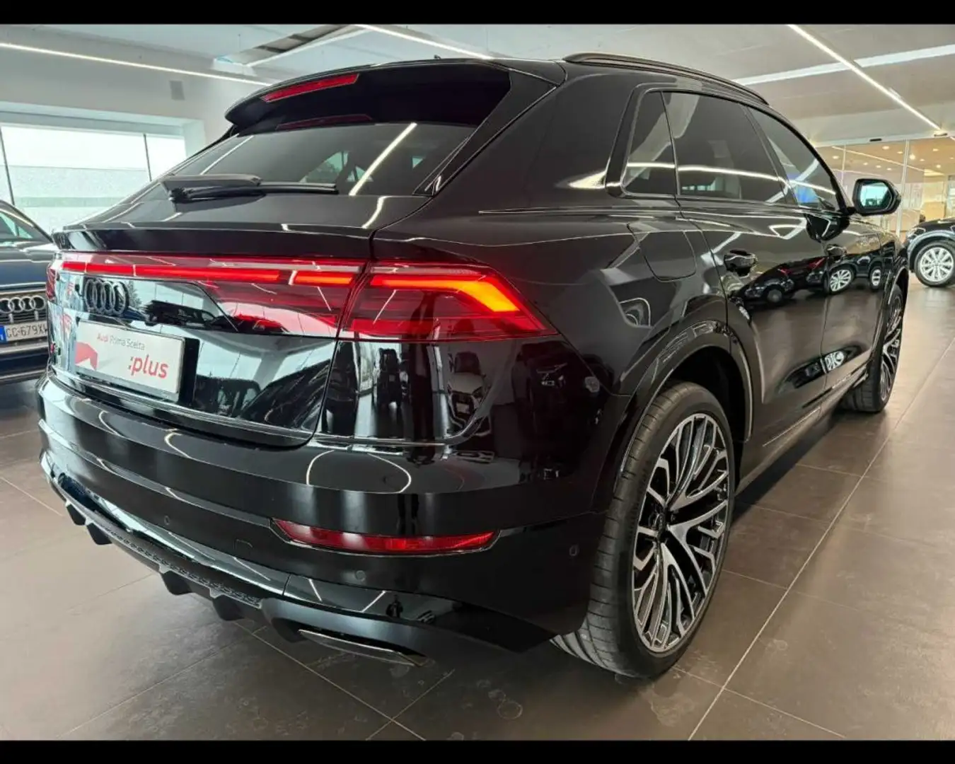 Audi Q8 45 TDI quattro S line edition Schwarz - 2