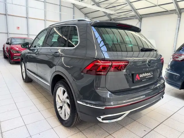 Volkswagen Tiguan view 4