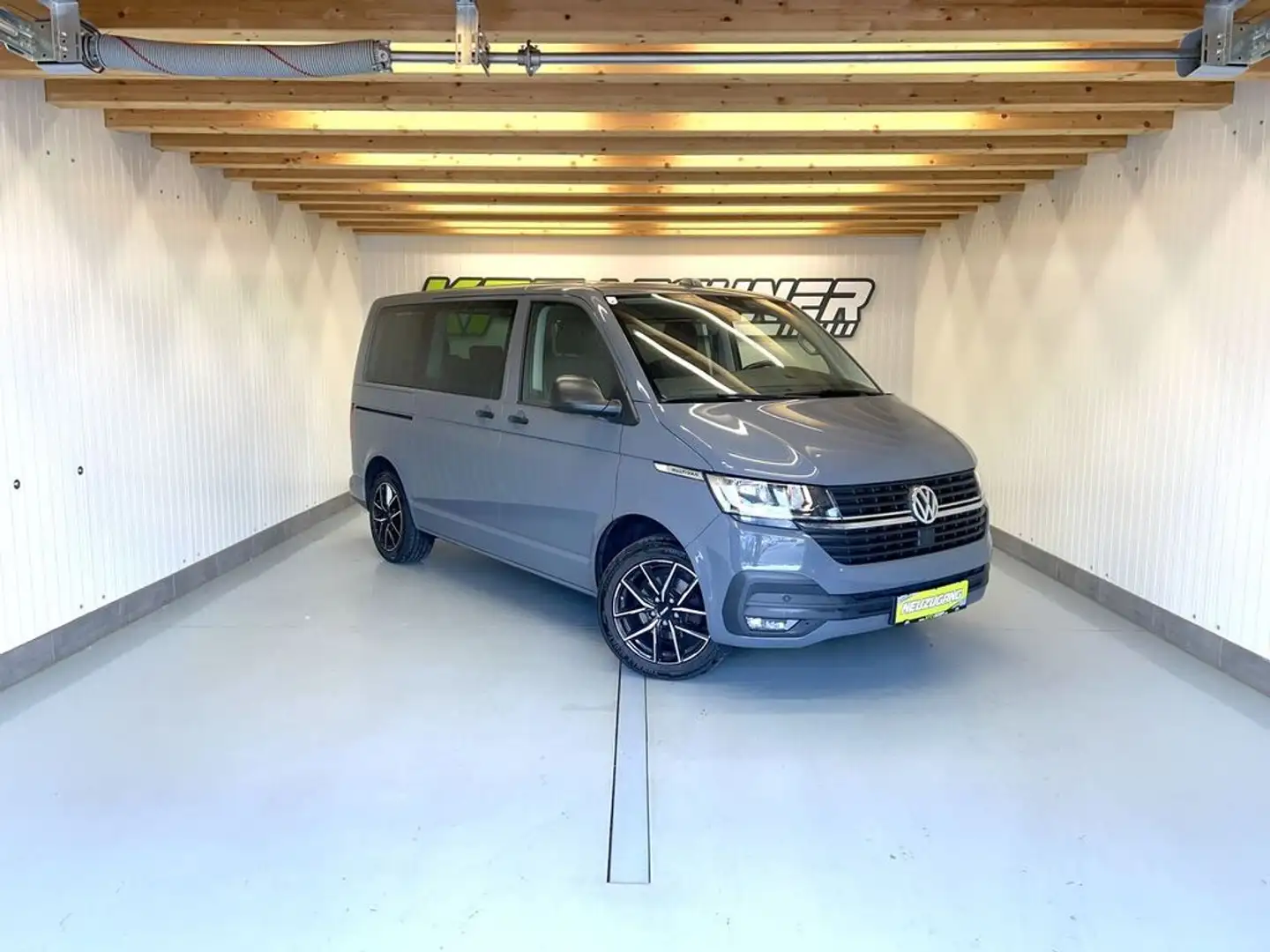 Volkswagen T6.1 Multivan 2,0 TDI AHK*ST-HEIZ*R-KAM*SITZH*TEMP Сірий - 1
