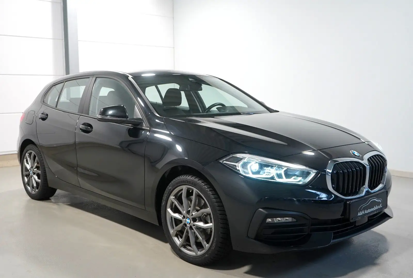 BMW 120 i Aut. Advantage *LED*KLIMAAU*AMBIENTE*HIFI* Schwarz - 1