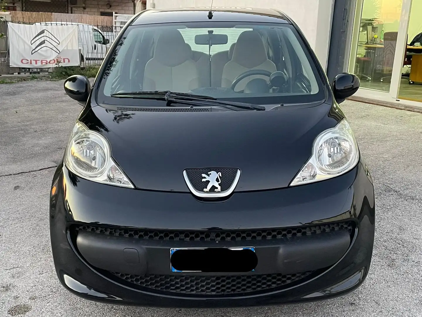 Peugeot 107 107 5p 1.0 12v Plaisir 2tronic Negro - 1