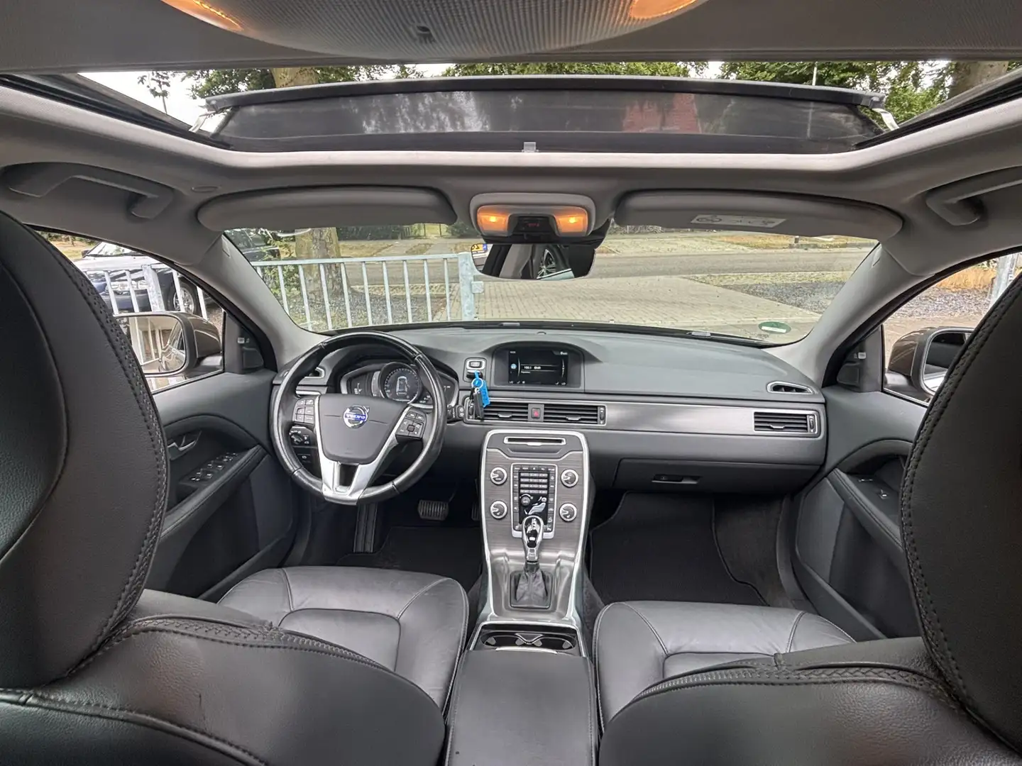 Volvo XC70 2.4 D5 AWD Summum Intellisafe Schuifdak Bruin - 2