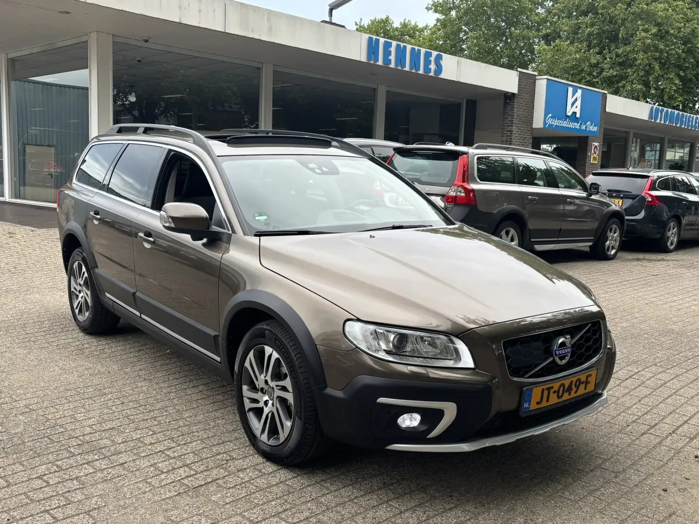 Volvo XC70 2.4 D5 AWD Summum Intellisafe Schuifdak Bruin - 1