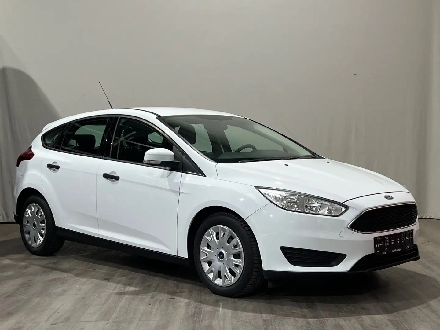 Ford Focus Lim. Ambiente Weiß - 2