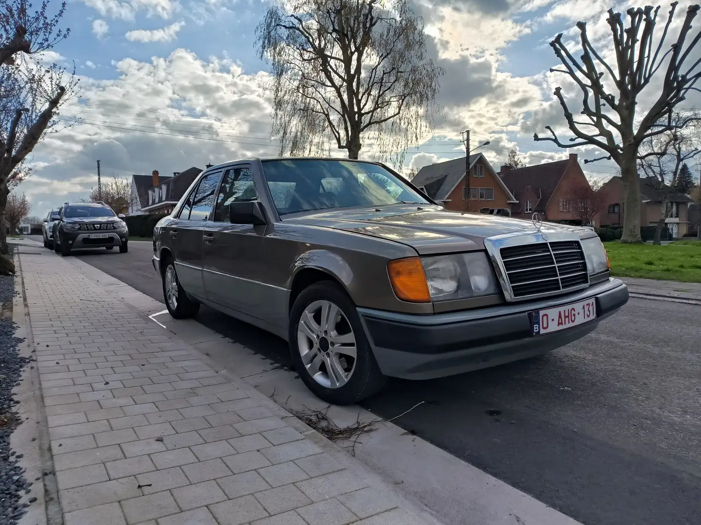 Mercedes-Benz 200 OLD TIMER (w124)2.0 ESSENCE brončana - 2