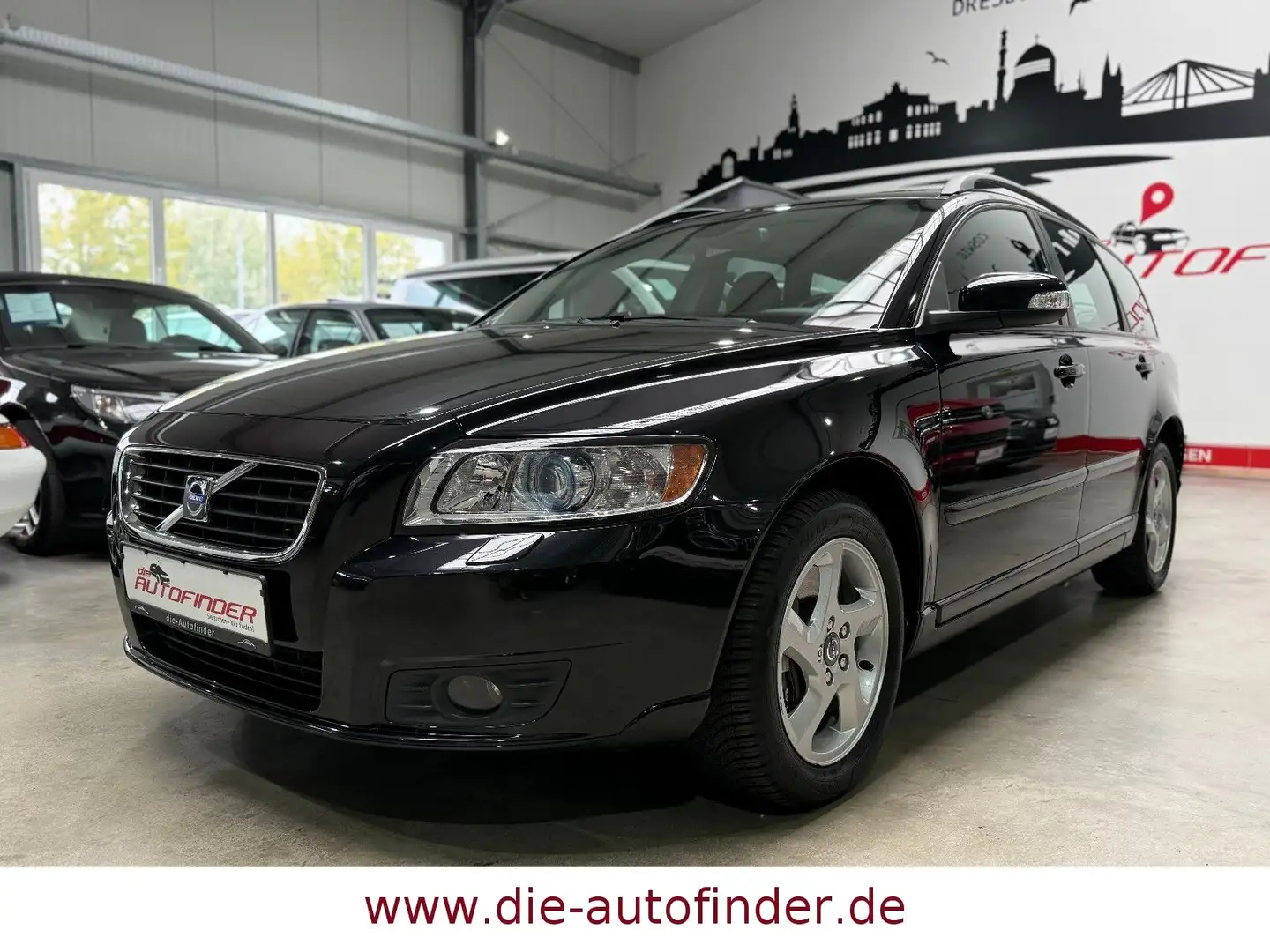Volvo V50 Kombi T5 AWD Xenon,GSD,Sitzh,PDC,AHK,1.Hand Schwarz - 1