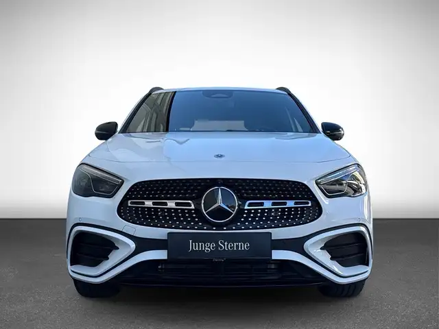 Mercedes-Benz GLA view 4