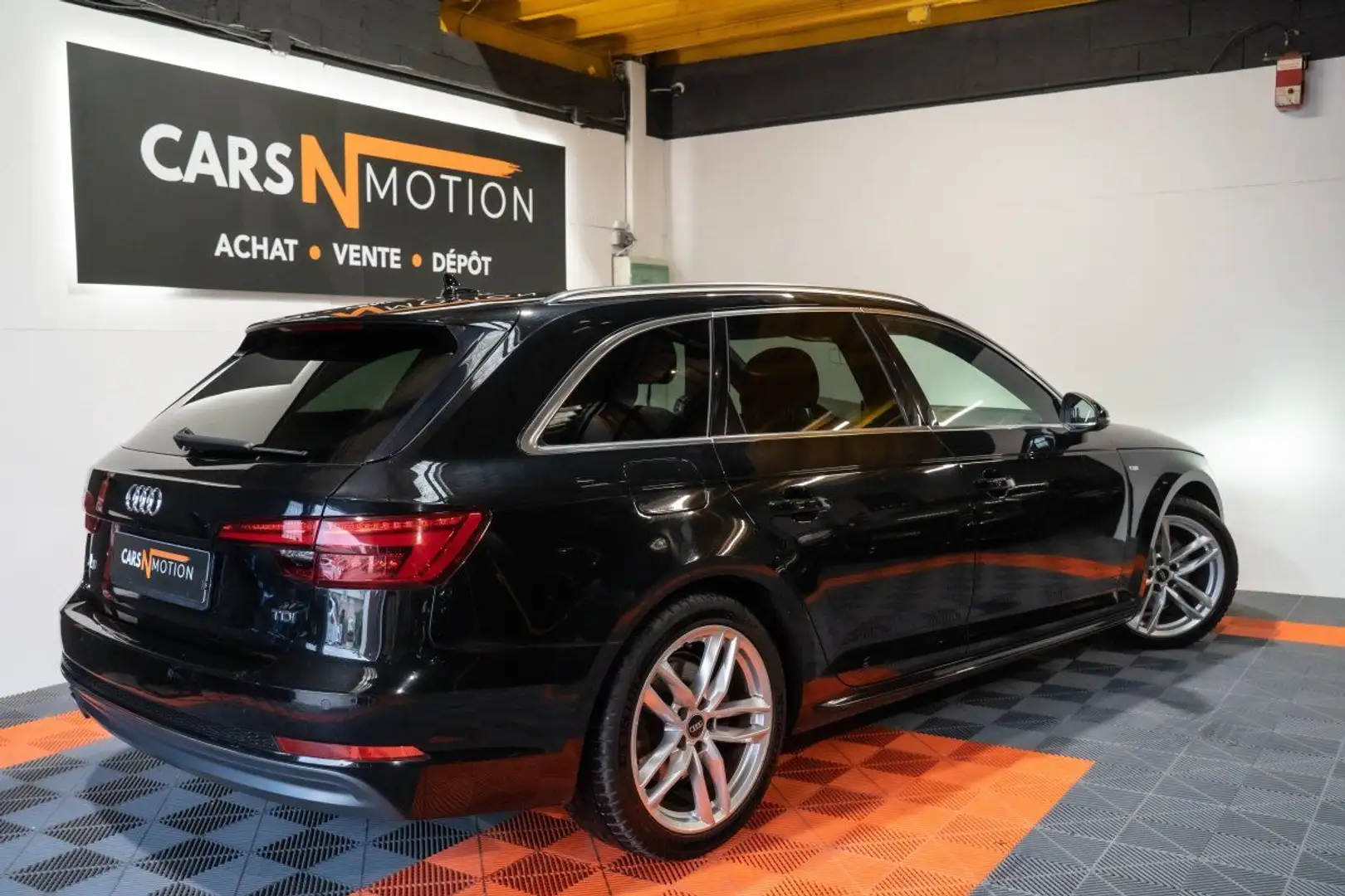 Audi A4 (B9) 2.0 TDI 190 S line S tronic 7 - Distribution neuve / Attelage origine Schwarz - 2