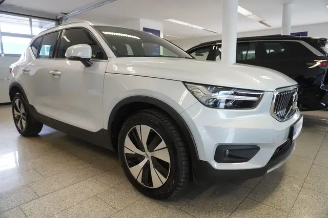 Volvo XC40 view 3