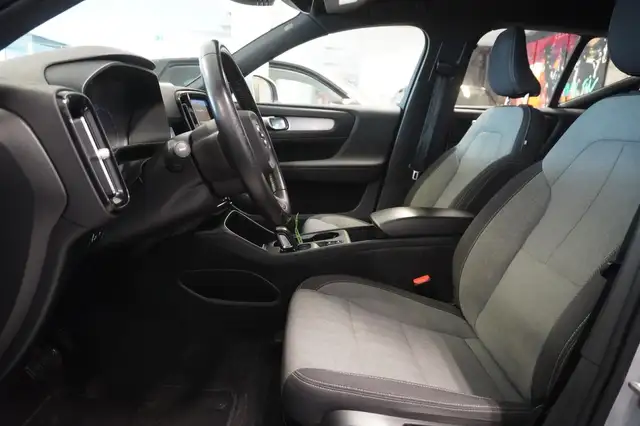 Volvo XC40 view 8