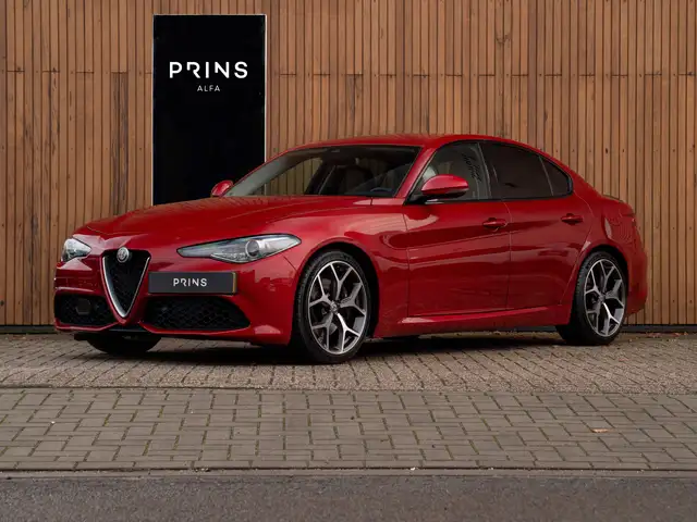 Alfa Romeo Giulia 2.0T Q2 | Race-mode | Rosso Competizione | Veloce