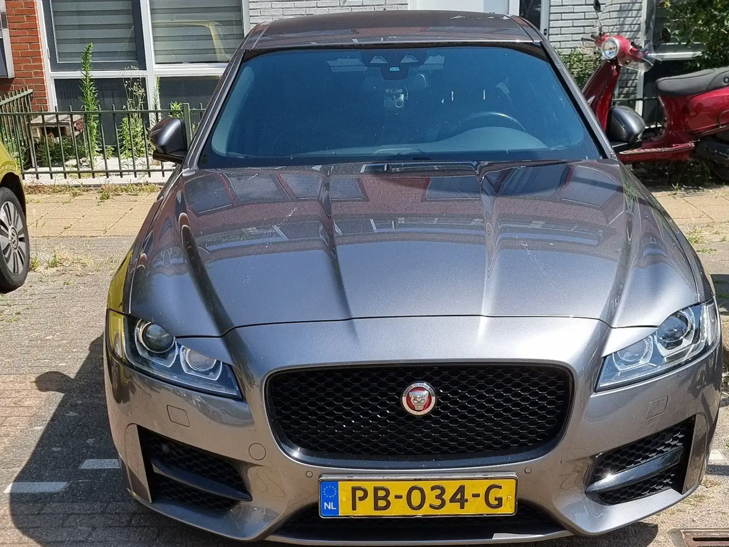 Jaguar XF XF 2.0d Portfolio AWD Grijs - 1