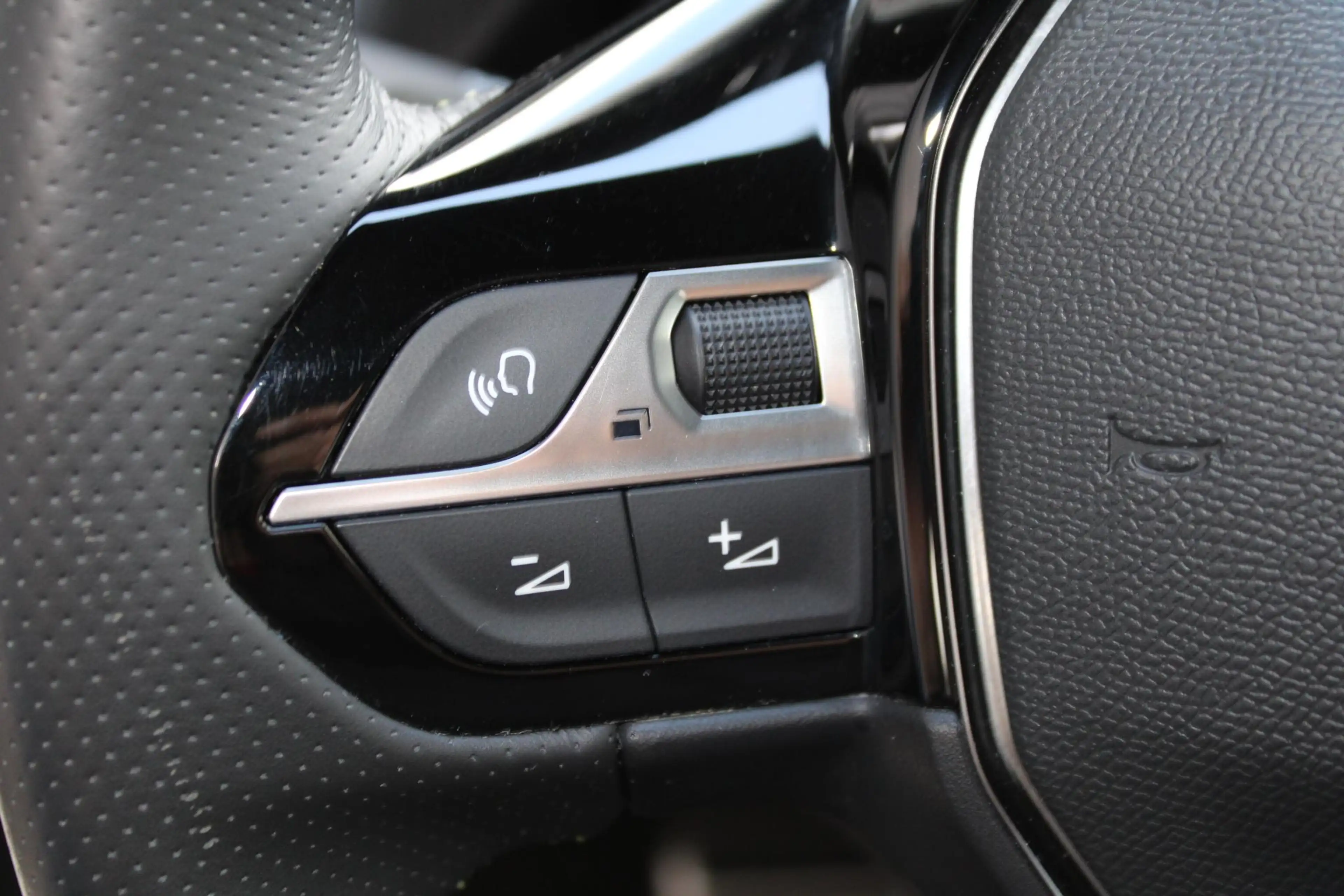 Peugeot e-208 EV GT 350 50 kWh — photo 15