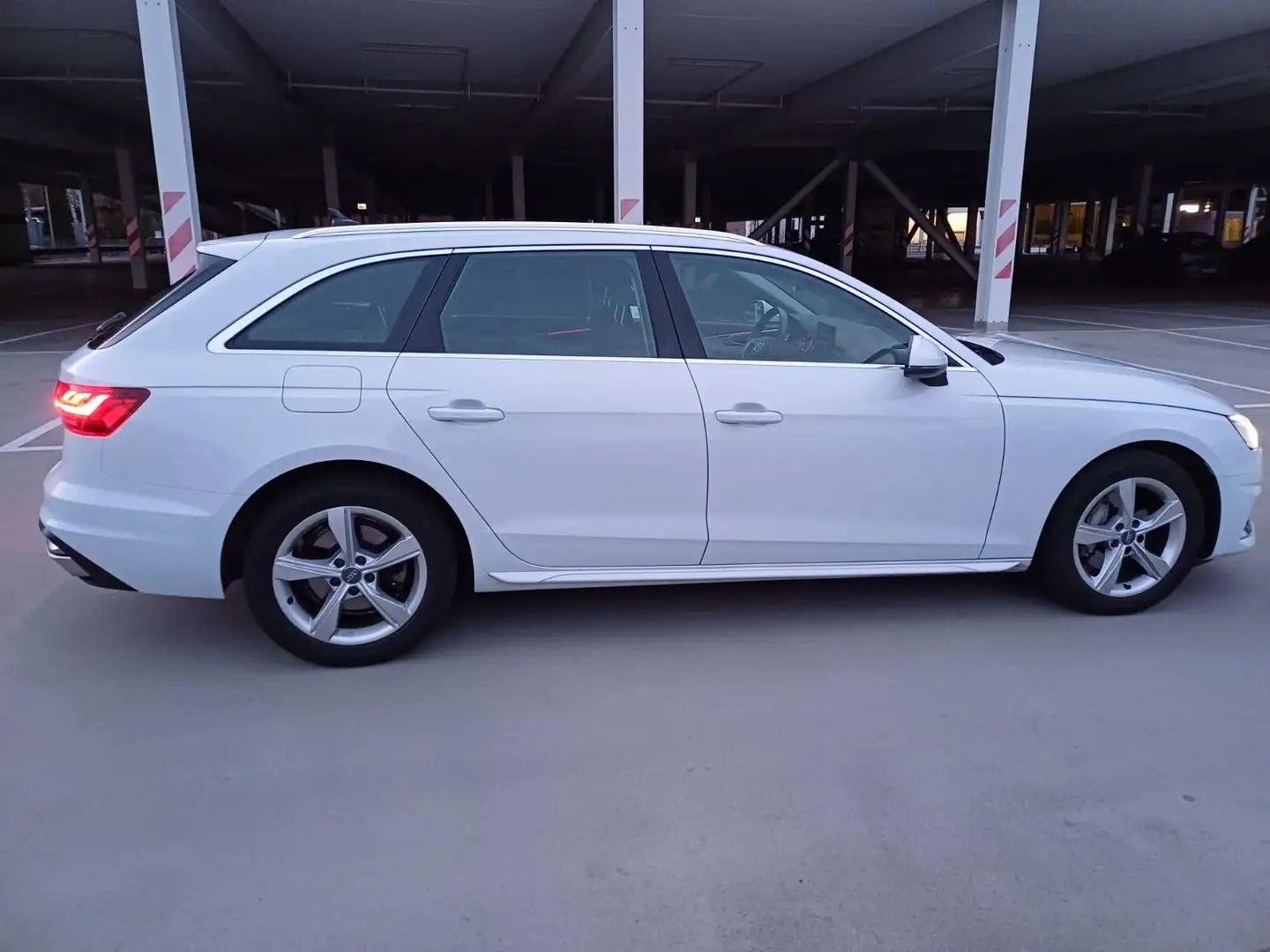 Audi A4 Avant 40 TDI advanced*Matrix LED*Kamera*PDC* Wit - 2