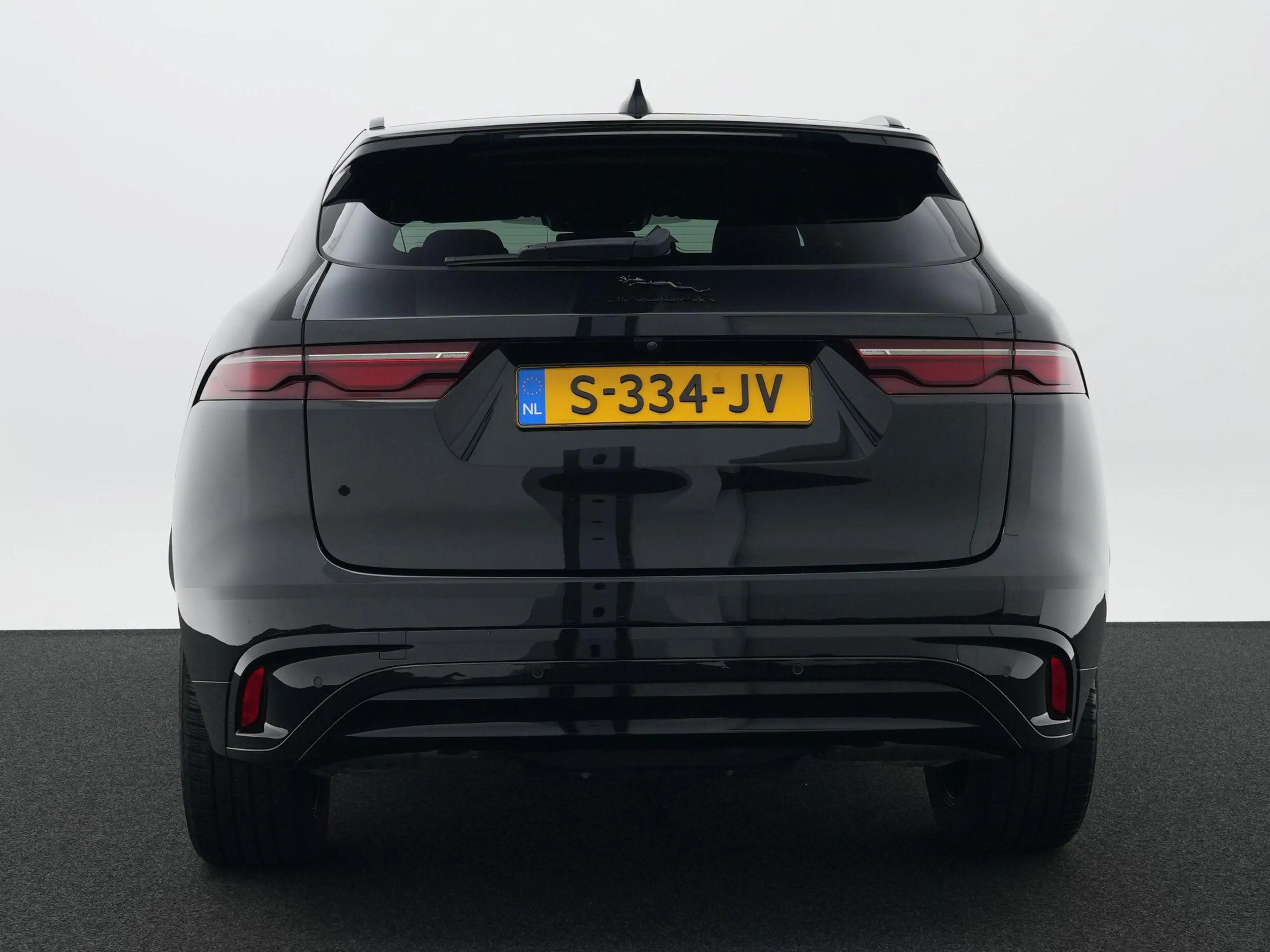 Jaguar F-Pace 2.0 P400e PHEV R-Dynamic Black | Cold Climate Pack — photo 6
