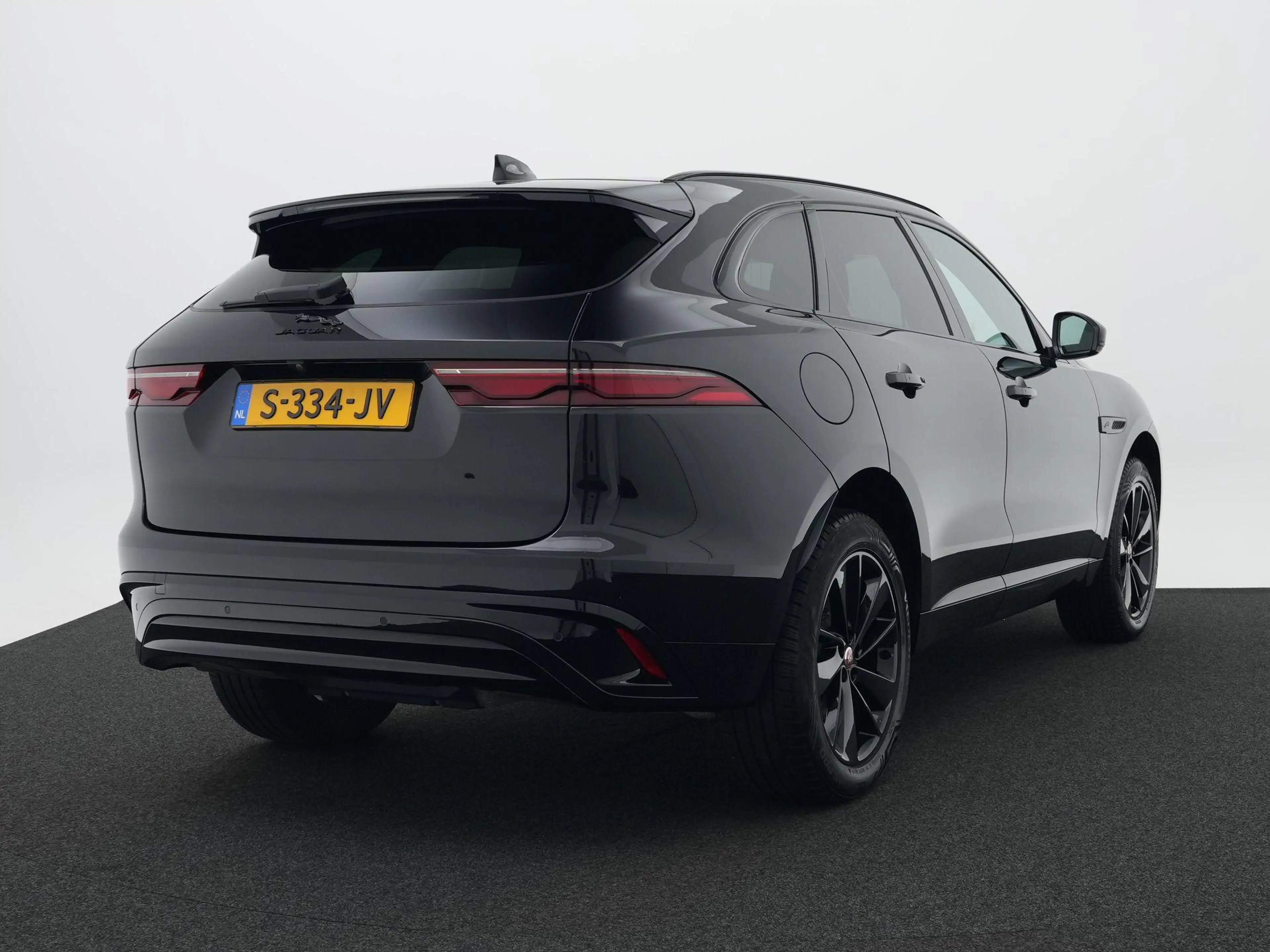 Jaguar F-Pace 2.0 P400e PHEV R-Dynamic Black | Cold Climate Pack — photo 10
