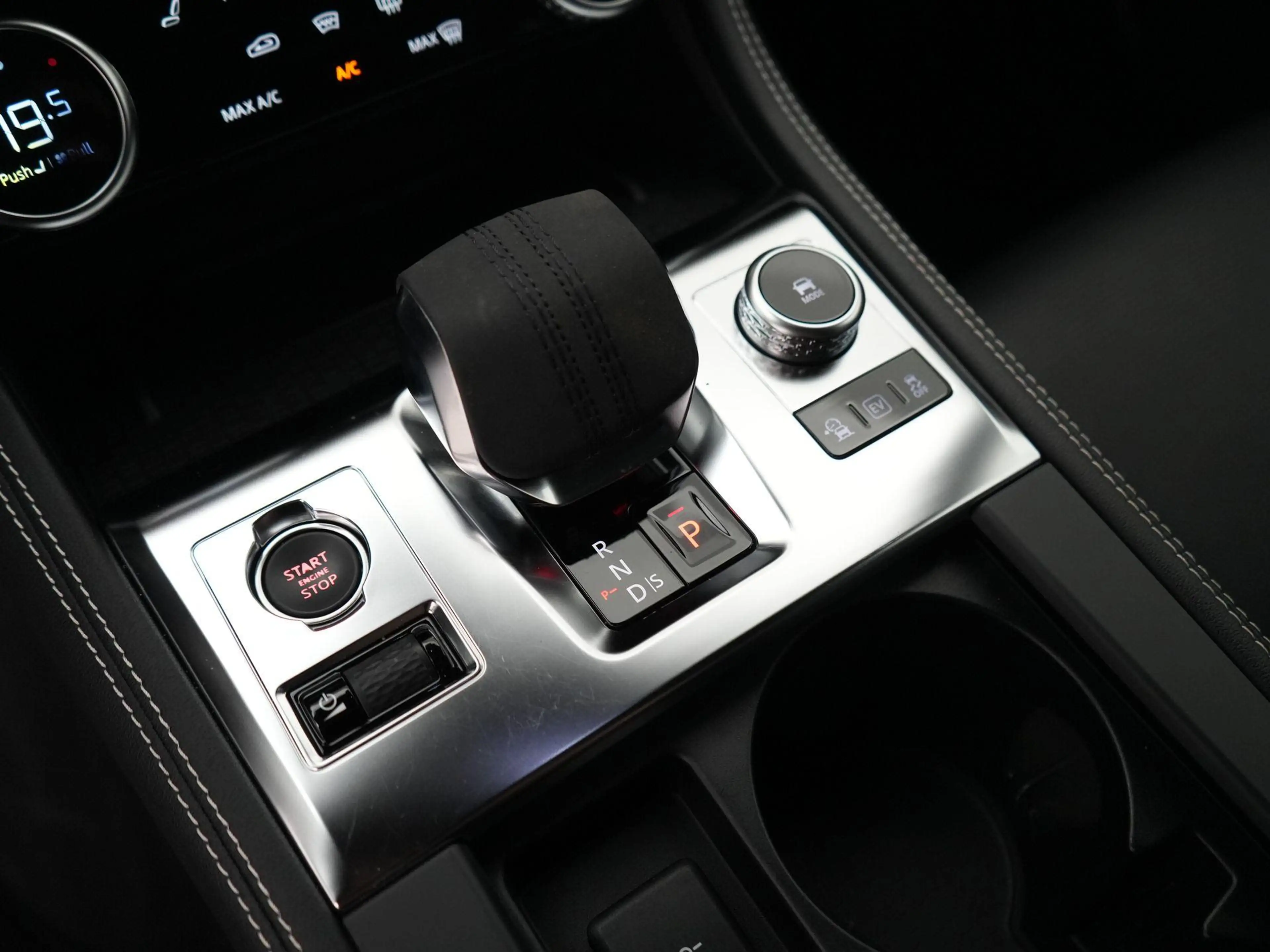 Jaguar F-Pace 2.0 P400e PHEV R-Dynamic Black | Cold Climate Pack — photo 12
