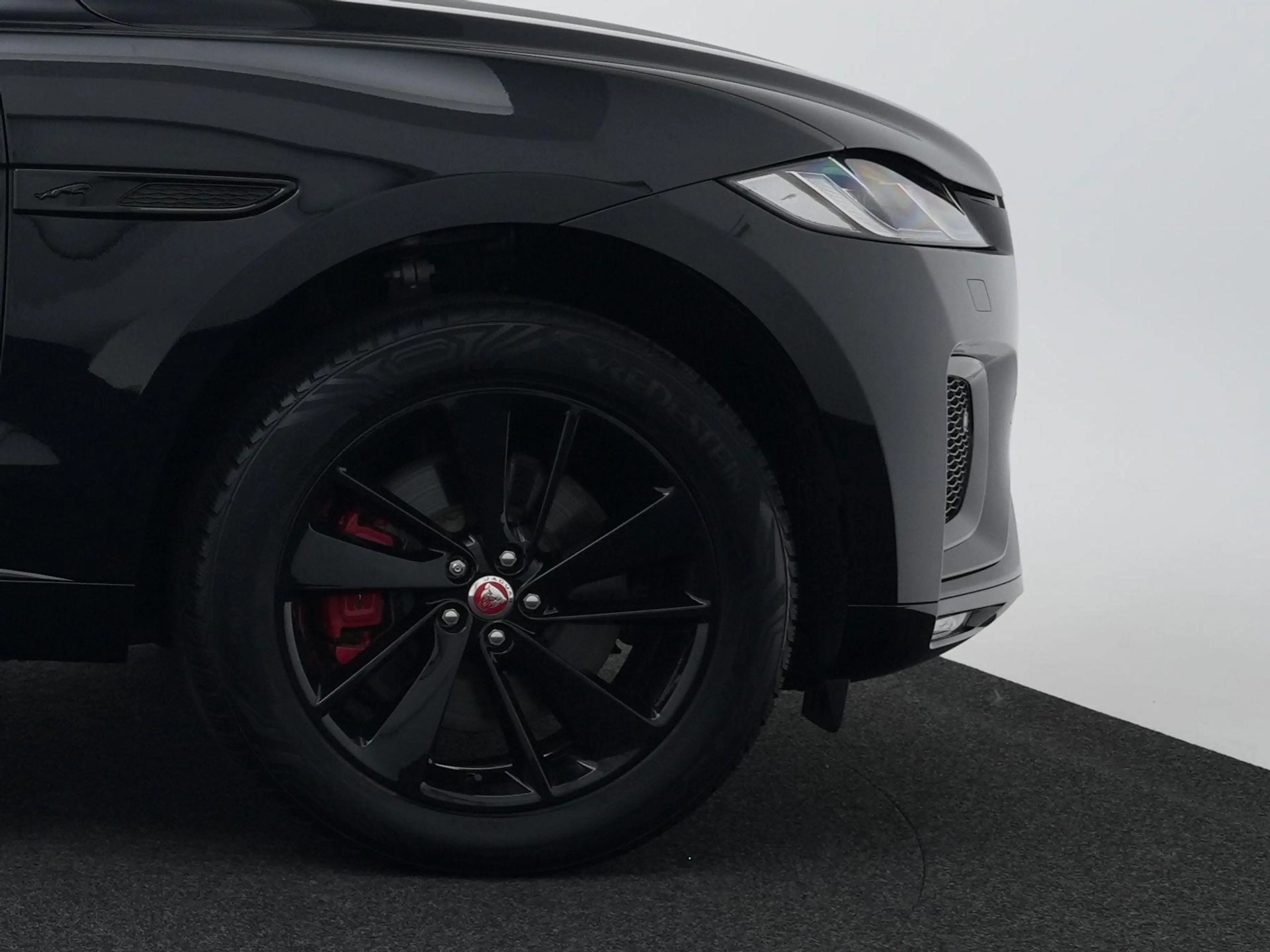 Jaguar F-Pace 2.0 P400e PHEV R-Dynamic Black | Cold Climate Pack — photo 8