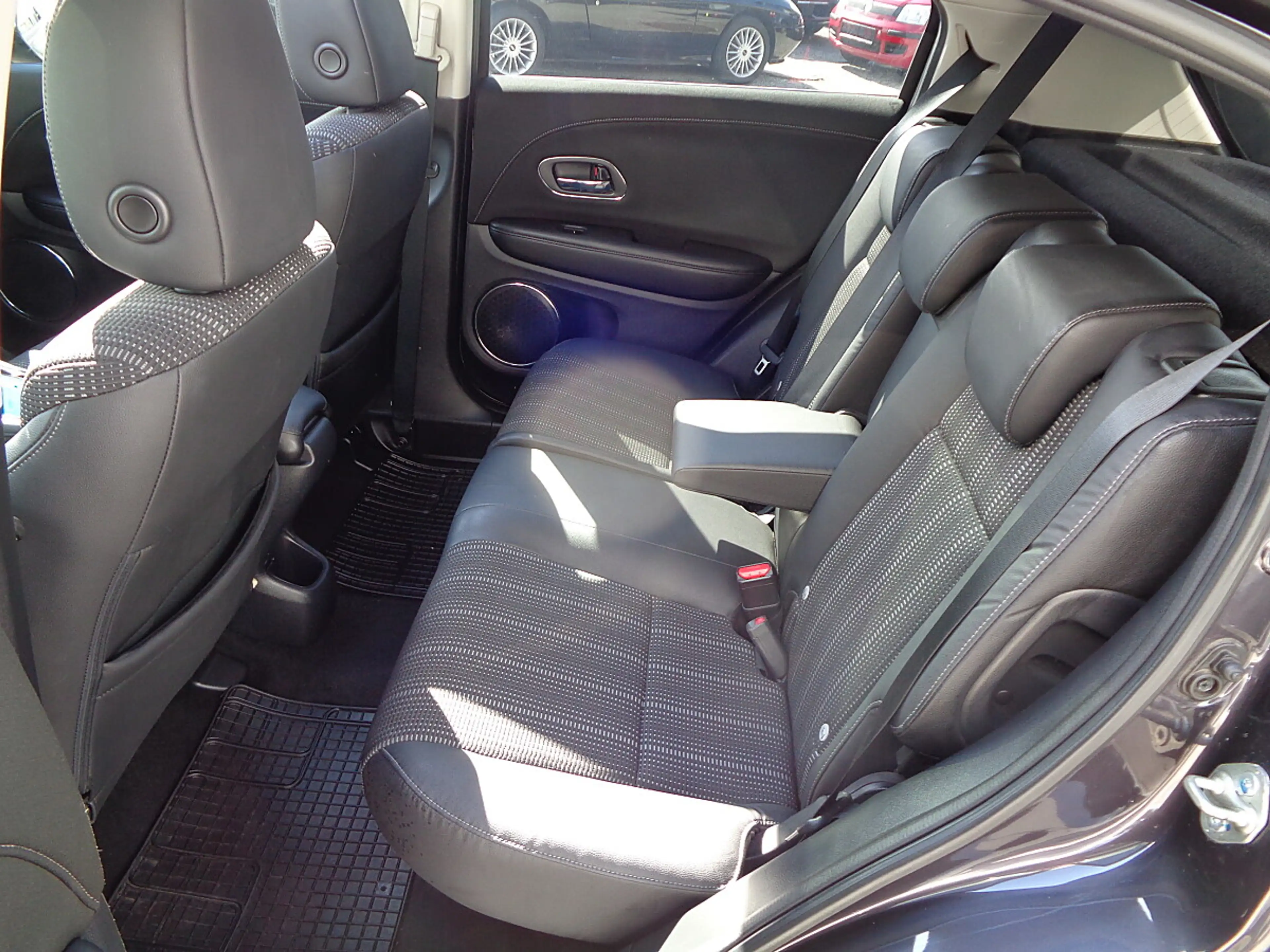 Honda HR-V 1.6 i-DTEC Executive TOP AUSSTATTUNG PANORAMA L... — photo 12