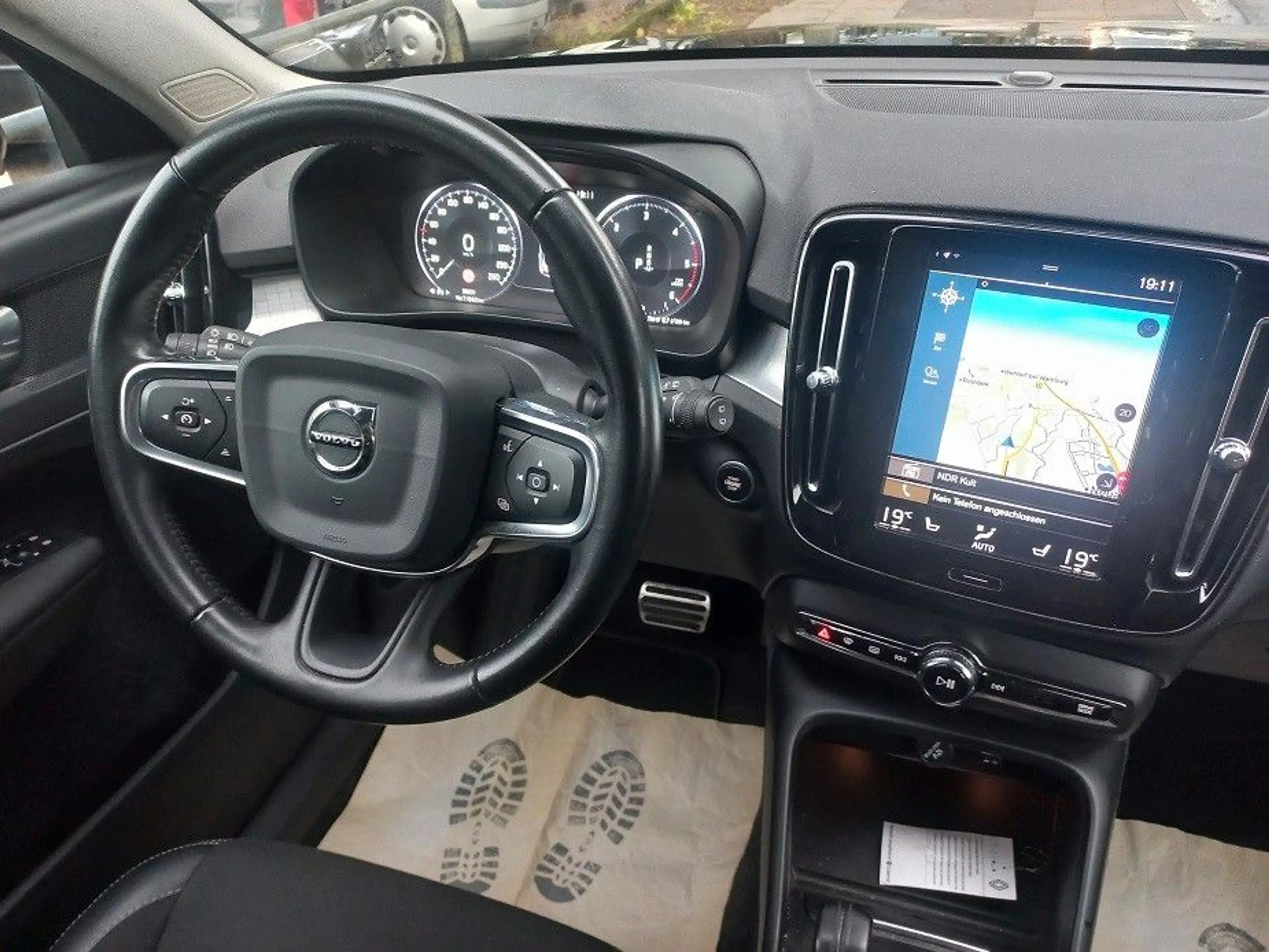 Volvo XC40 2,0D Aut. Klima SHZ Navi Tempo LMF Kamera — photo 28