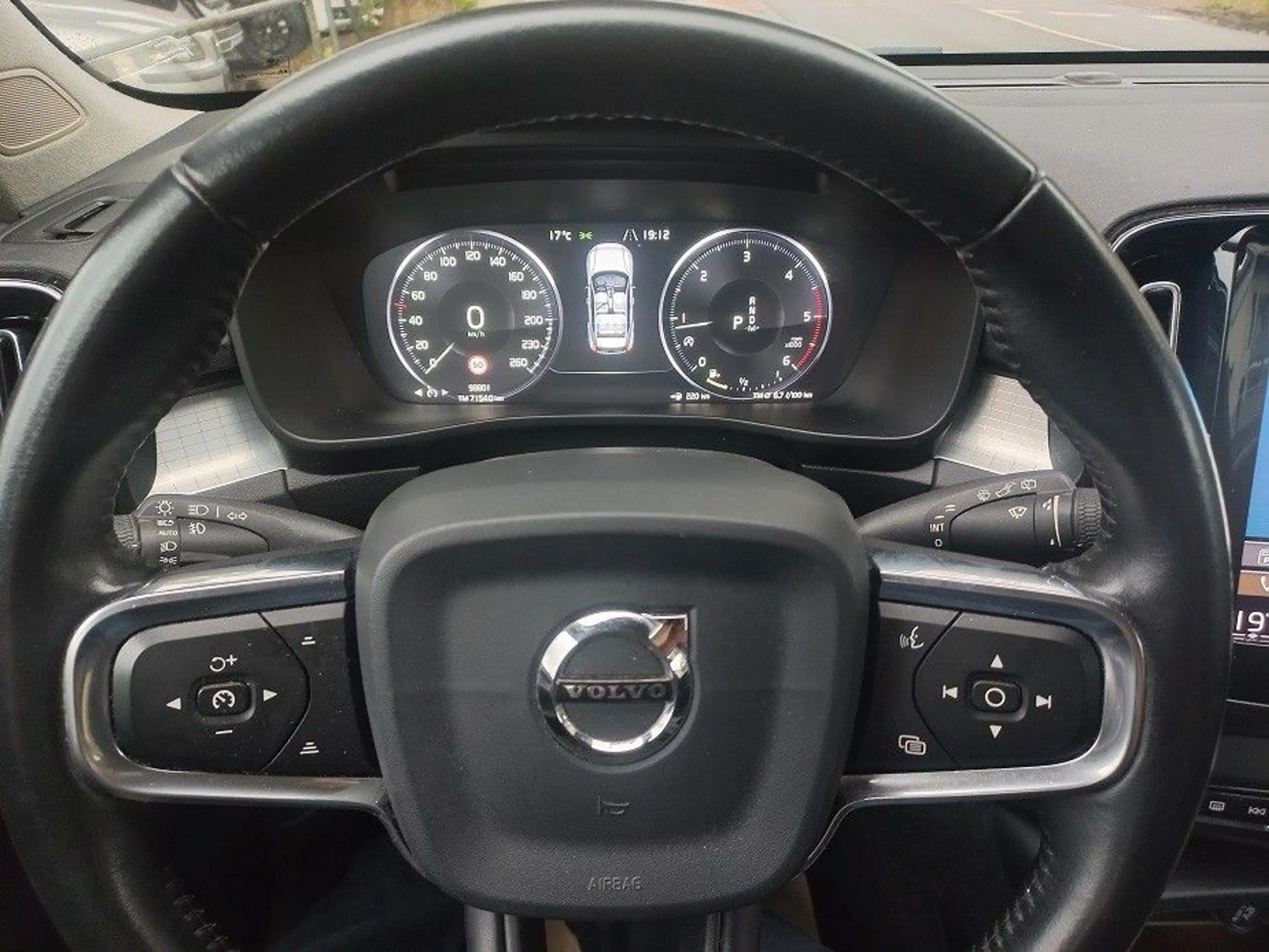 Volvo XC40 2,0D Aut. Klima SHZ Navi Tempo LMF Kamera — photo 26
