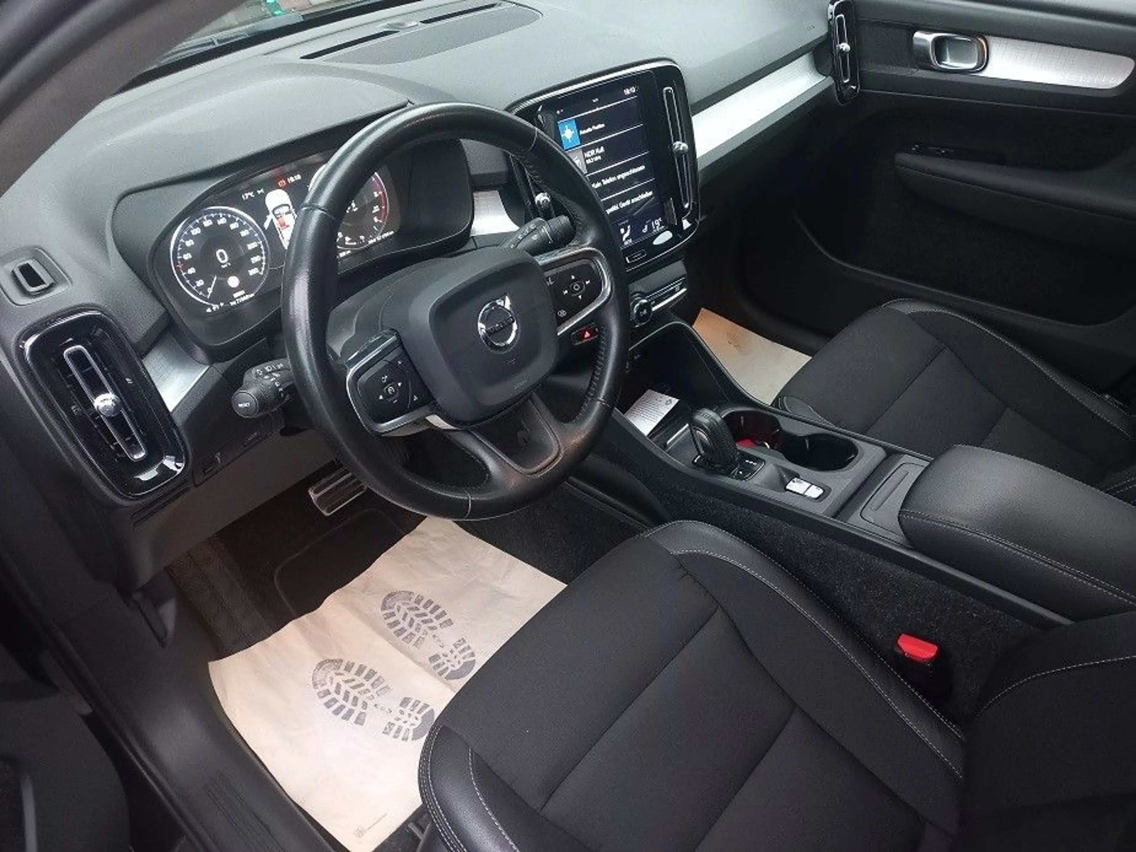 Volvo XC40 2,0D Aut. Klima SHZ Navi Tempo LMF Kamera — photo 22