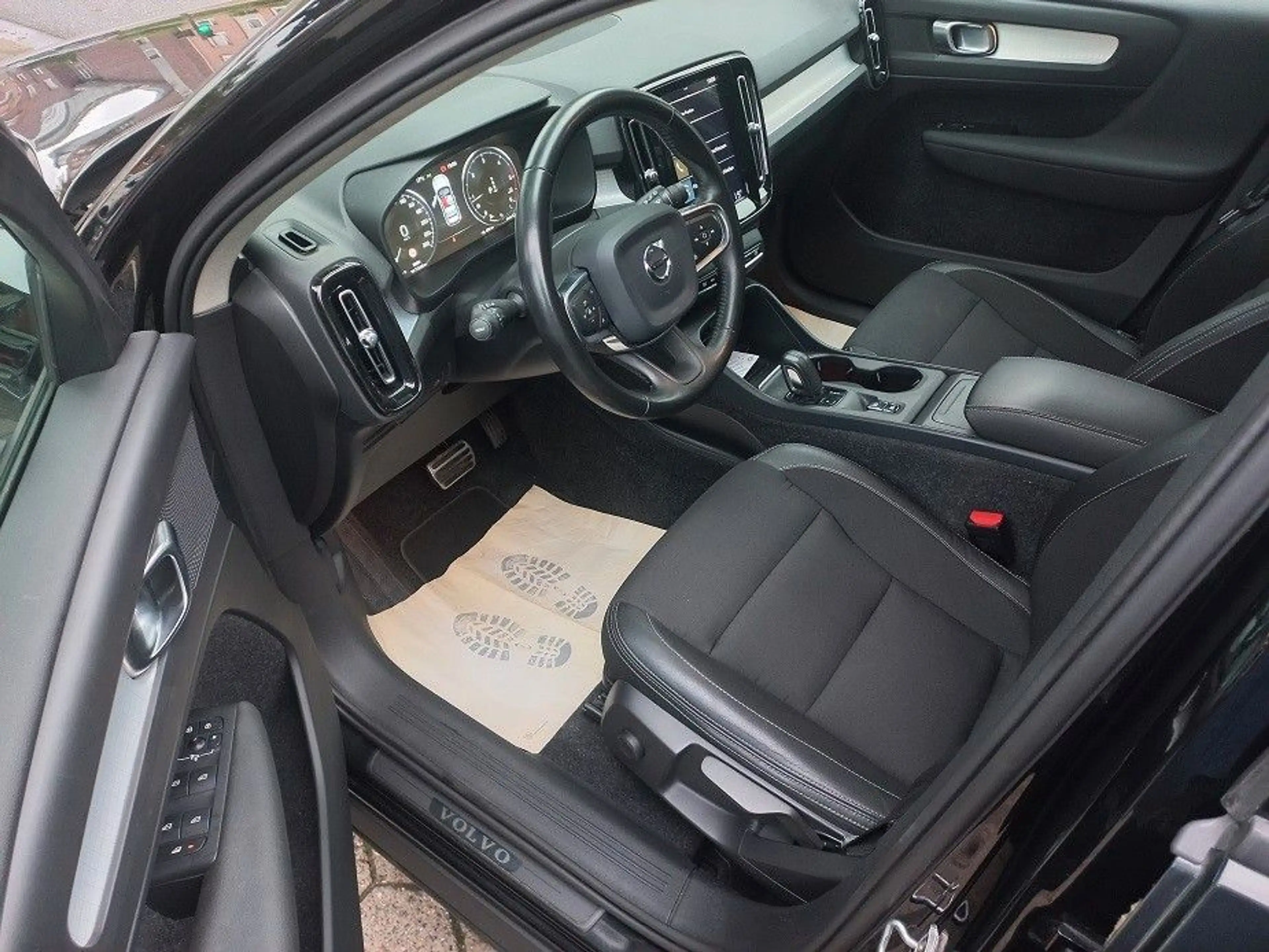 Volvo XC40 2,0D Aut. Klima SHZ Navi Tempo LMF Kamera — photo 21
