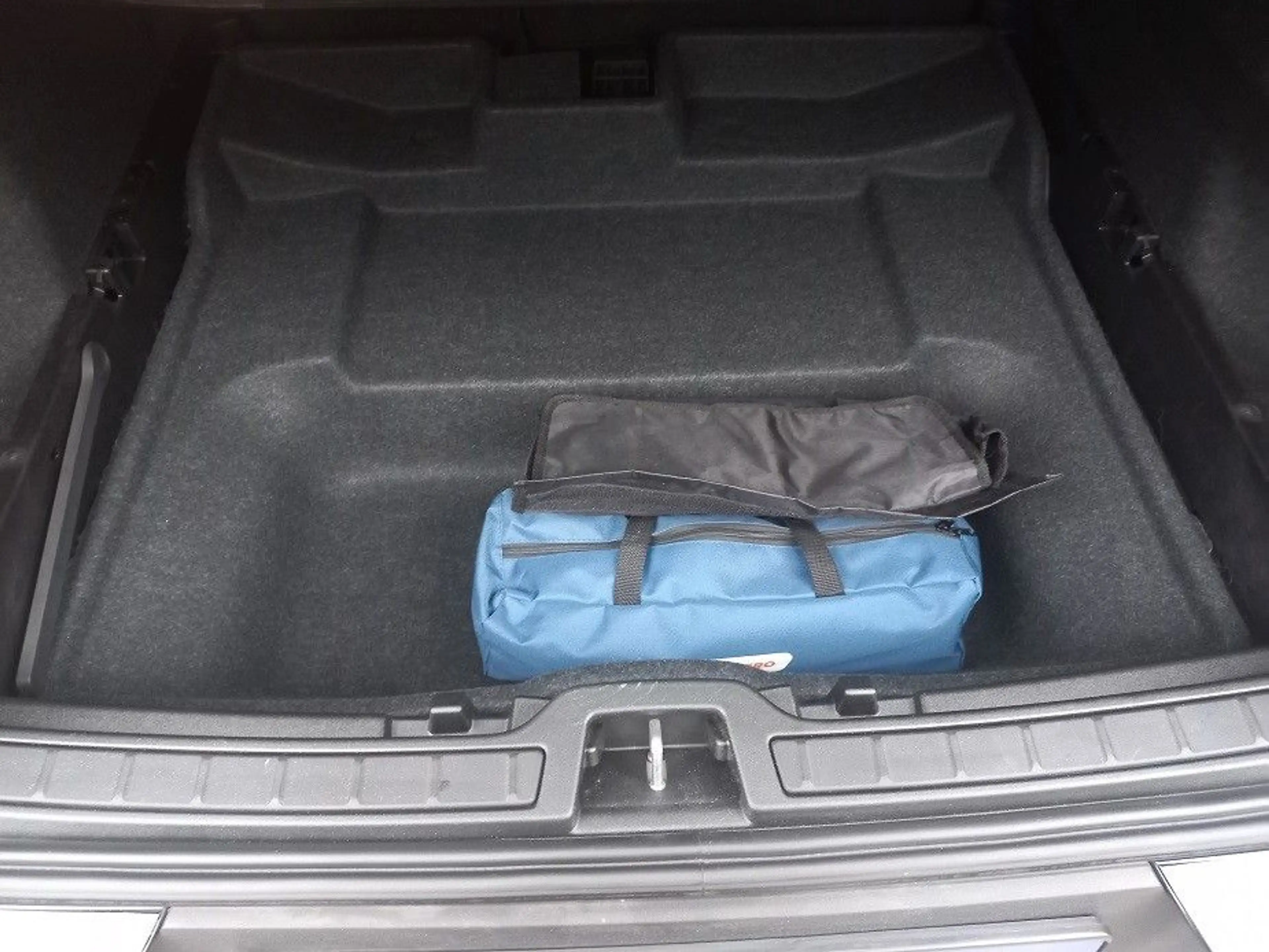 Volvo XC40 2,0D Aut. Klima SHZ Navi Tempo LMF Kamera — photo 16