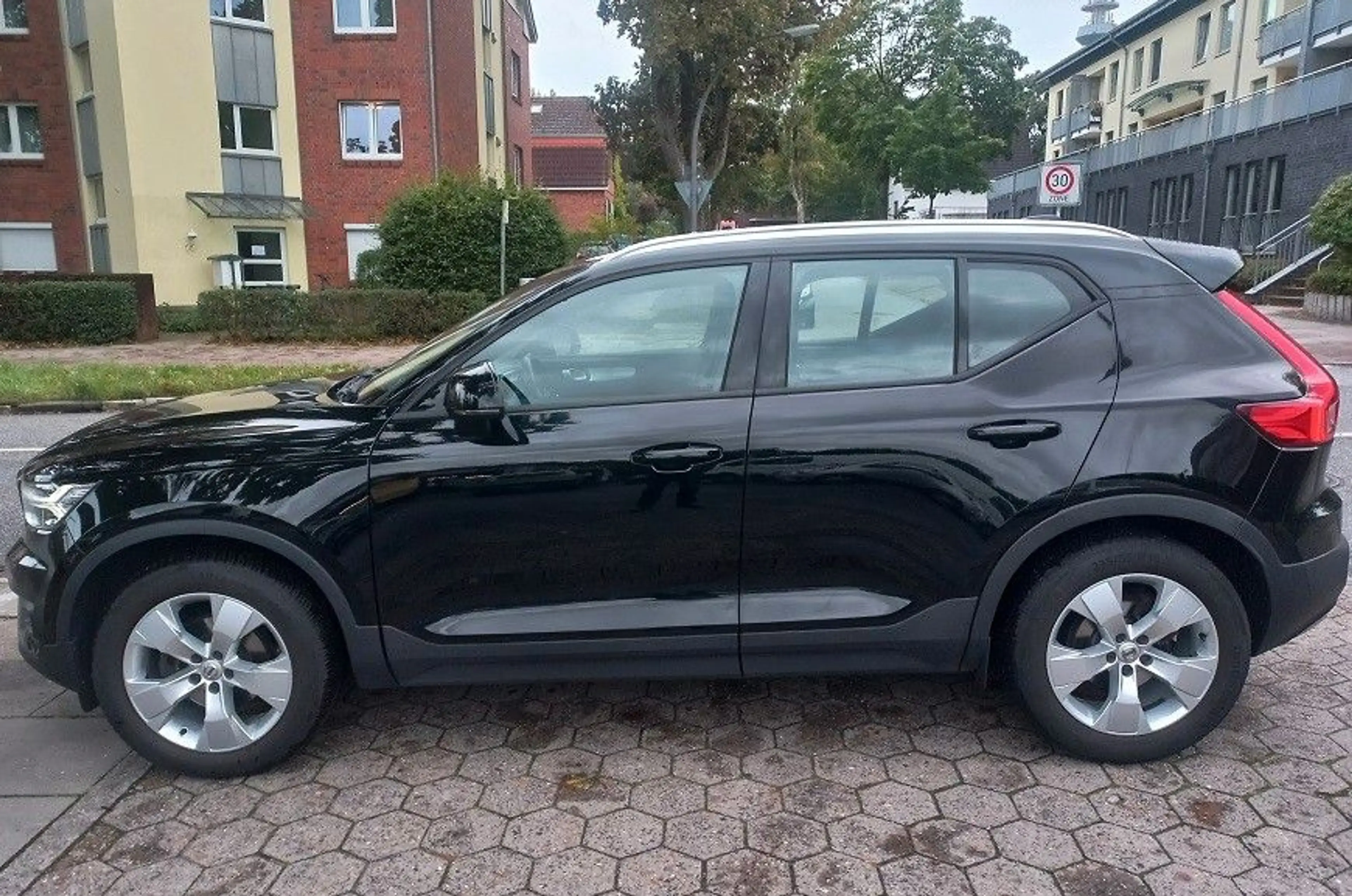Volvo XC40 2,0D Aut. Klima SHZ Navi Tempo LMF Kamera — photo 5