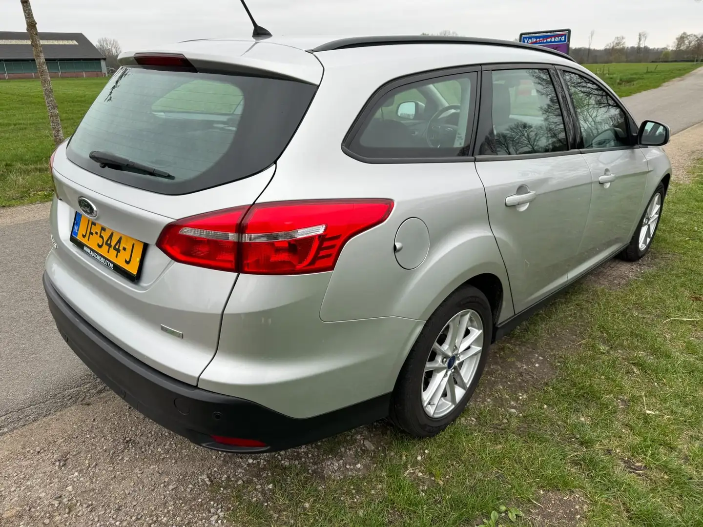 Ford Focus Wagon 1.0 Trend keurig onderhouden met navigatie Grijs - 2