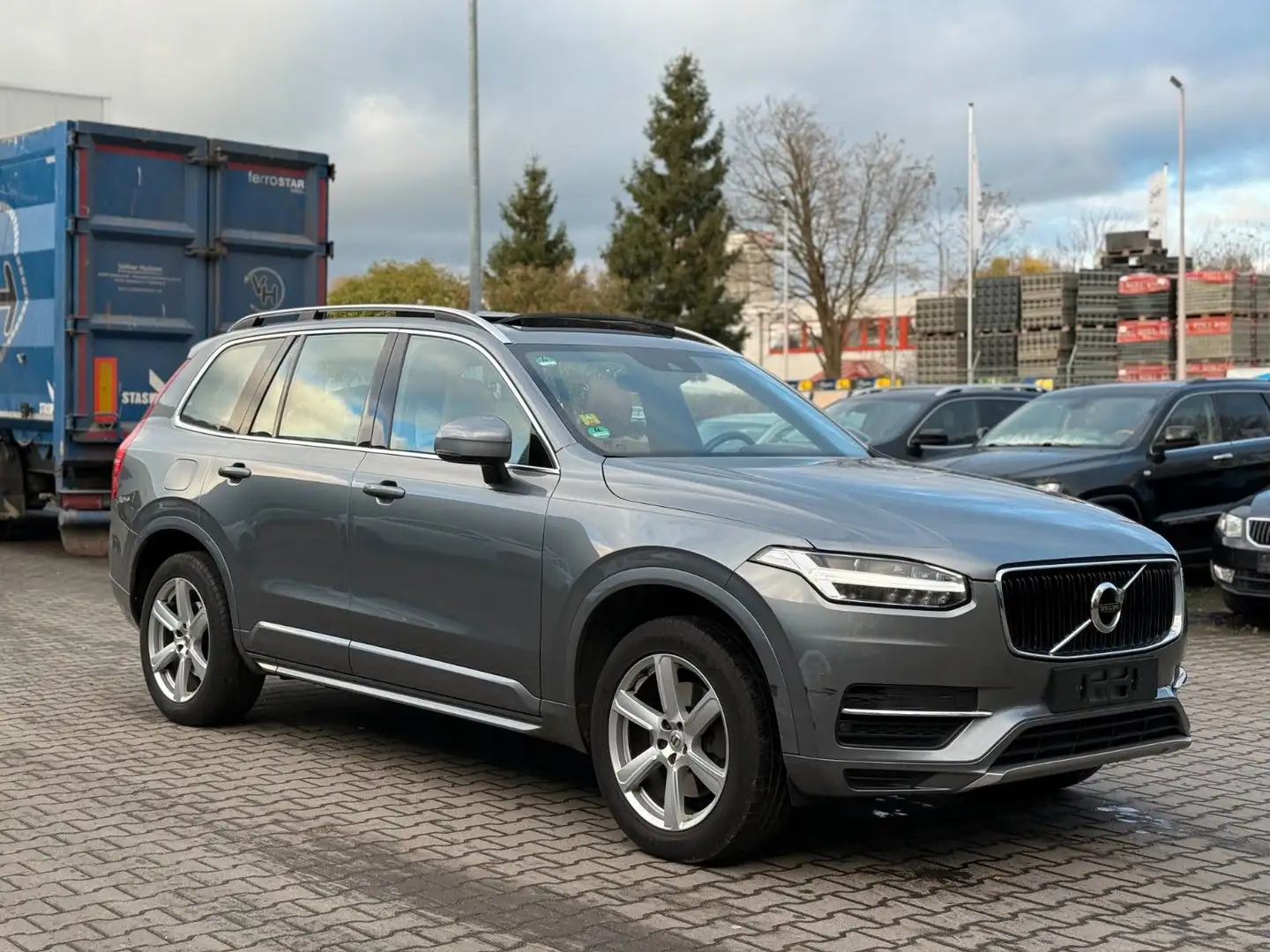Volvo XC90 Momentum AWD 7-Sitzer*Leder*Navi*Pano* Gris - 1
