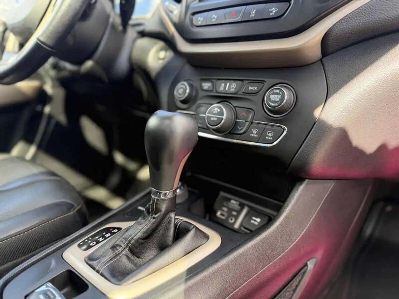 Jeep Cherokee снимка Jeep Cherokee