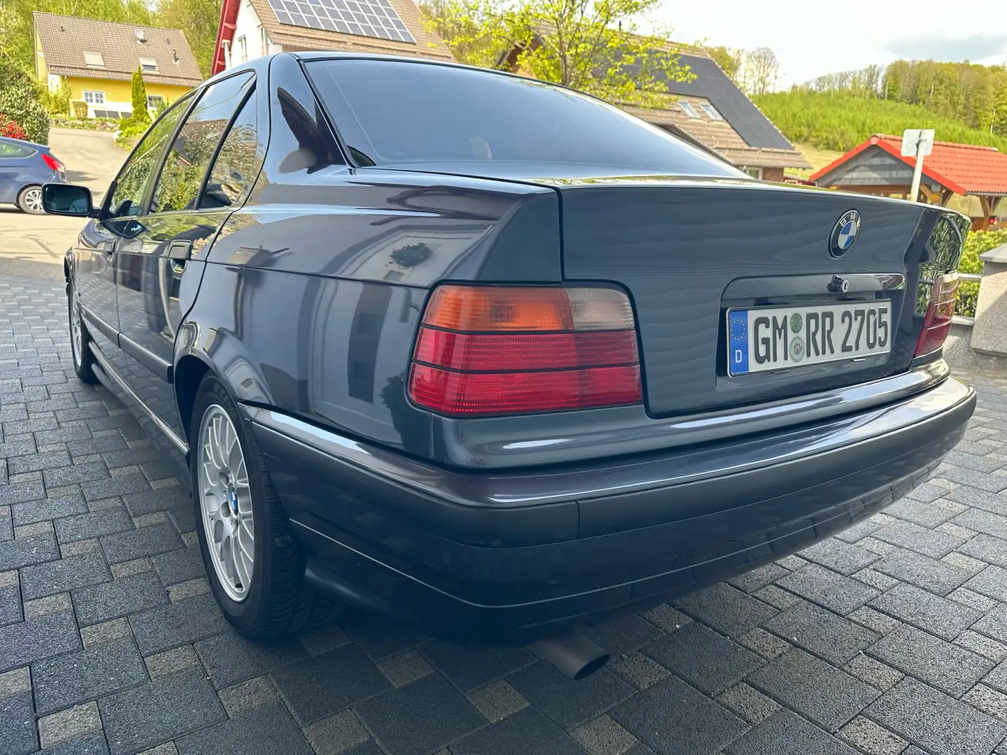 BMW 323 Gepflegter BMW E36 323i in Fjordgrau Grau - 2