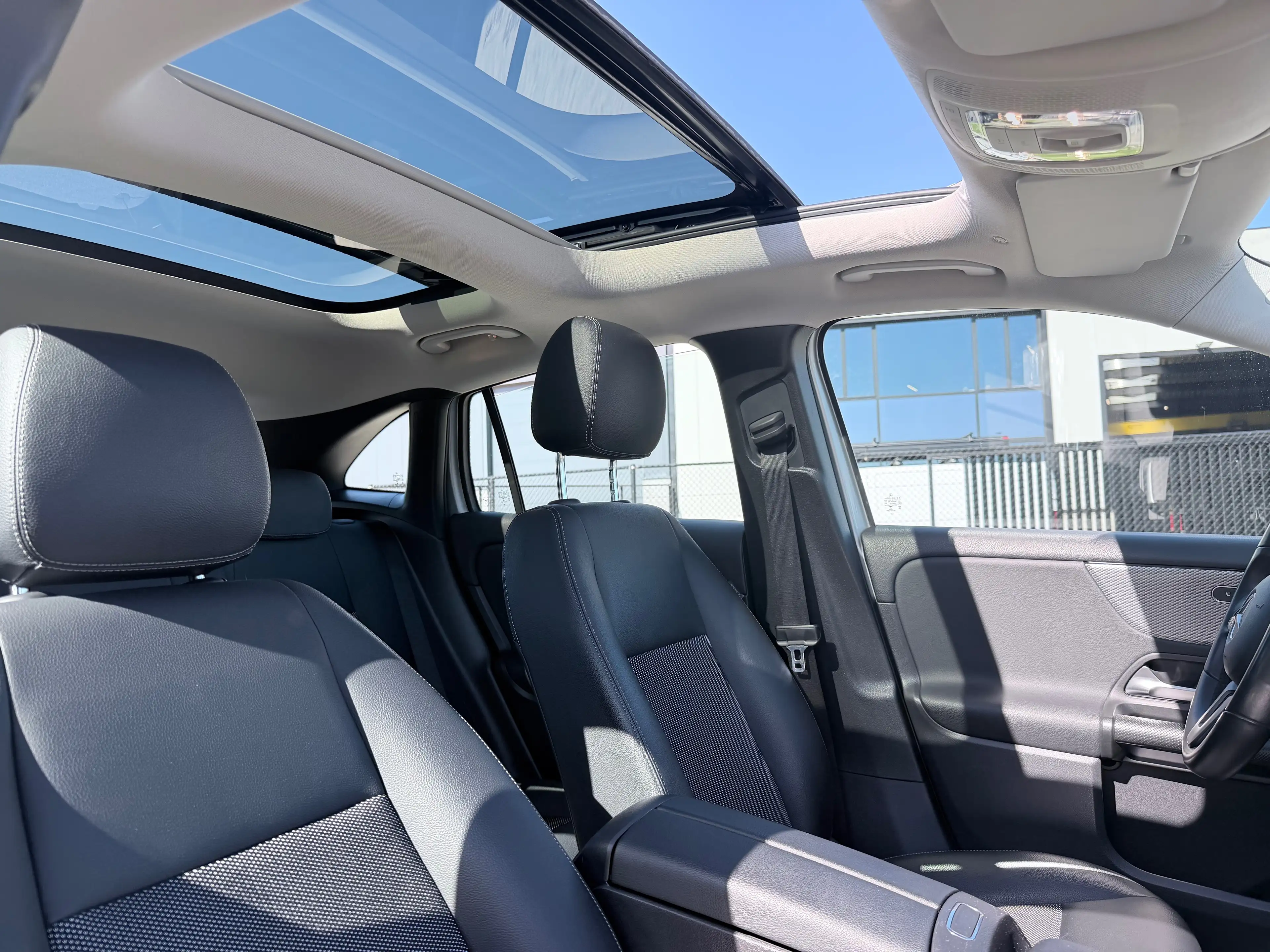Mercedes-Benz GLA 180 GLA 180/panoramisch open dak — photo 15