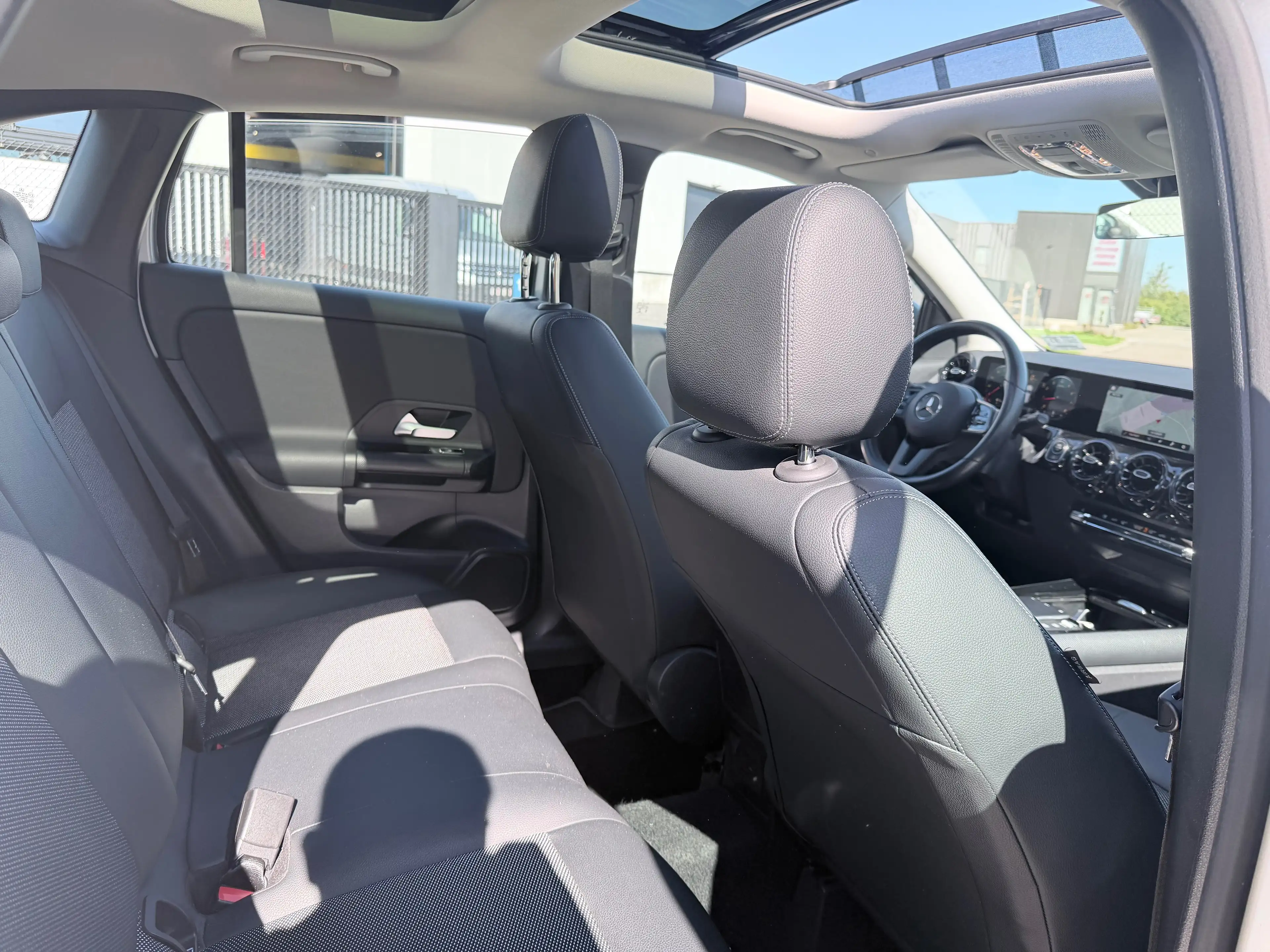 Mercedes-Benz GLA 180 GLA 180/panoramisch open dak — photo 12