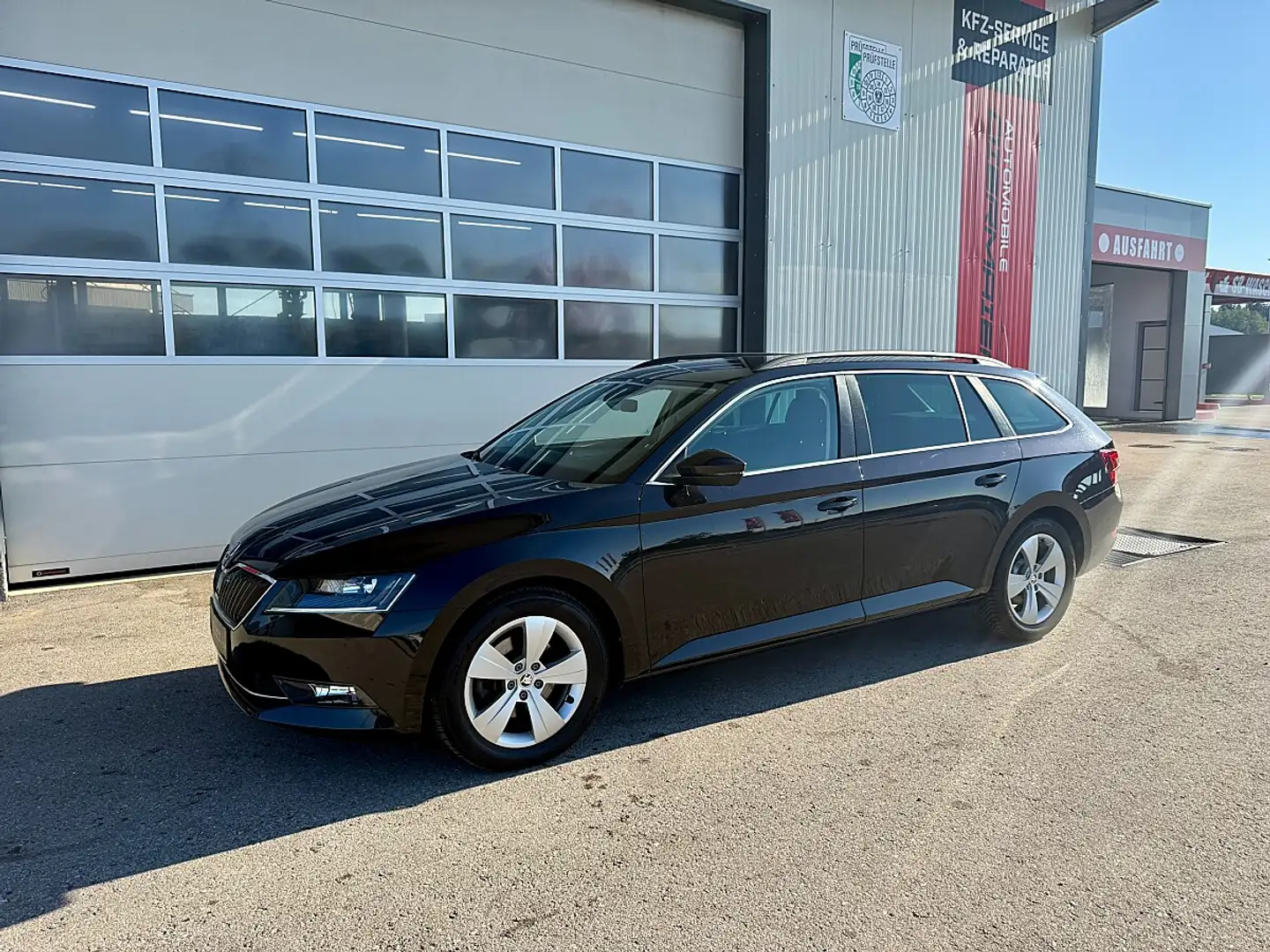 Skoda Superb 2,0 TDI Ambition DSG ''RFK*NAVI*CARPLAY'' Schwarz - 2
