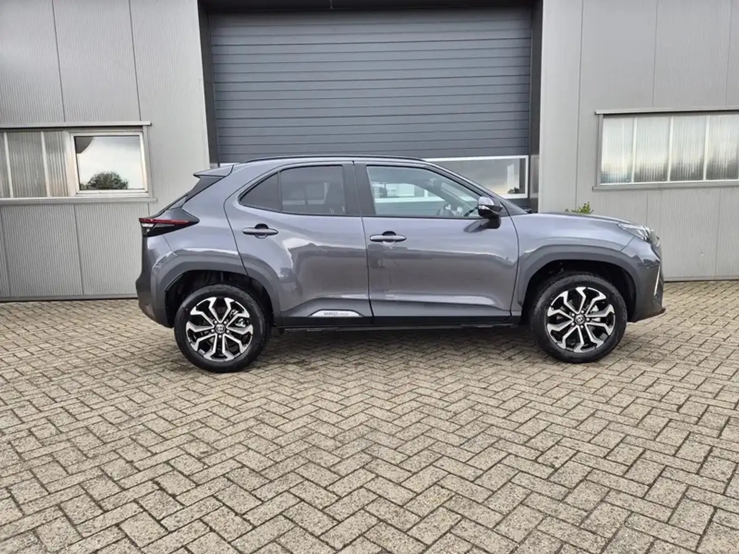 Toyota Yaris Cross NEW HYBRID BUSINESS 130PK NAV/PARK/CAM/SAFEXL-19% Zwart - 1