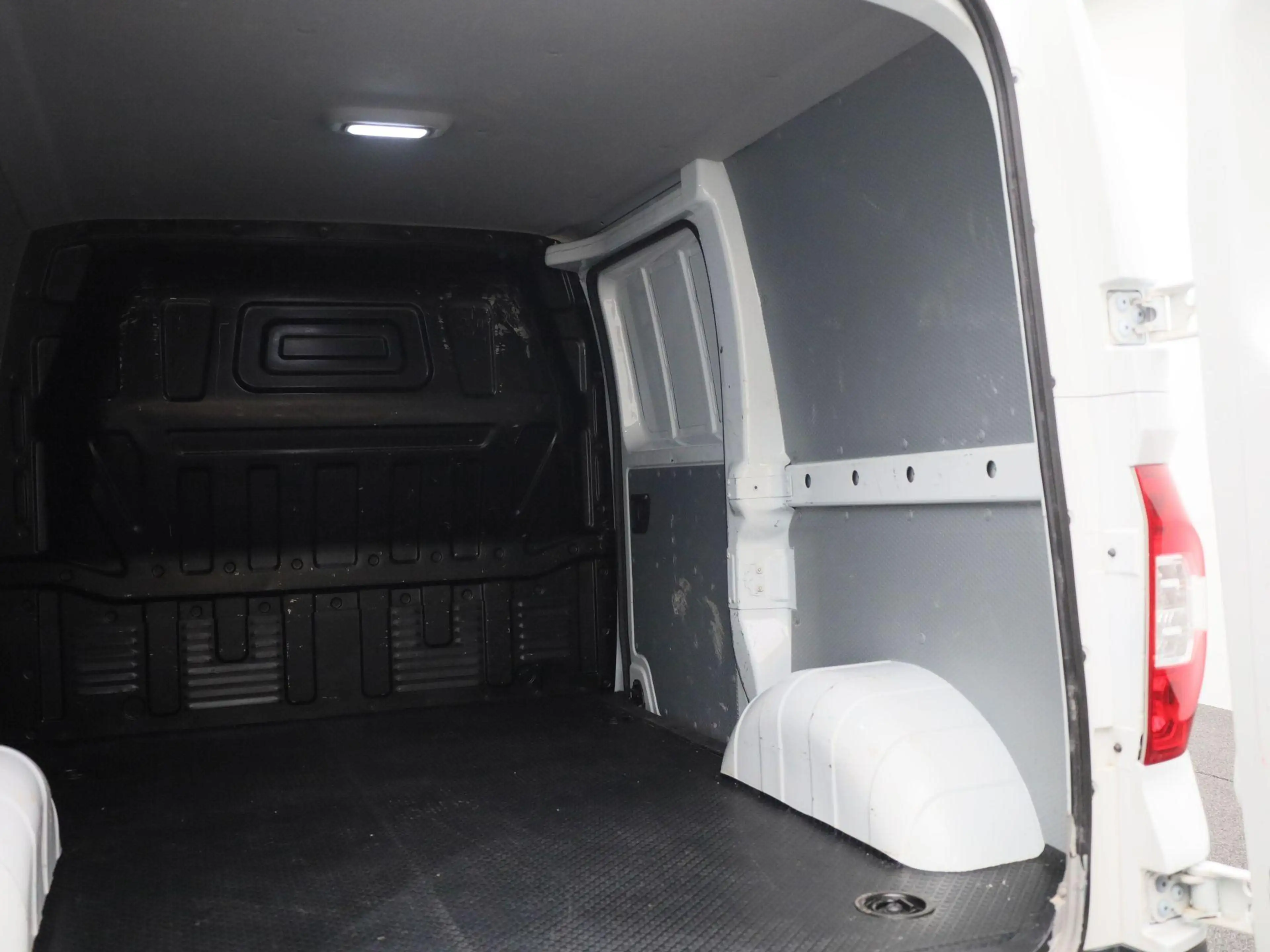 Maxus eDeliver 3 SWB 50 kWh — photo 15