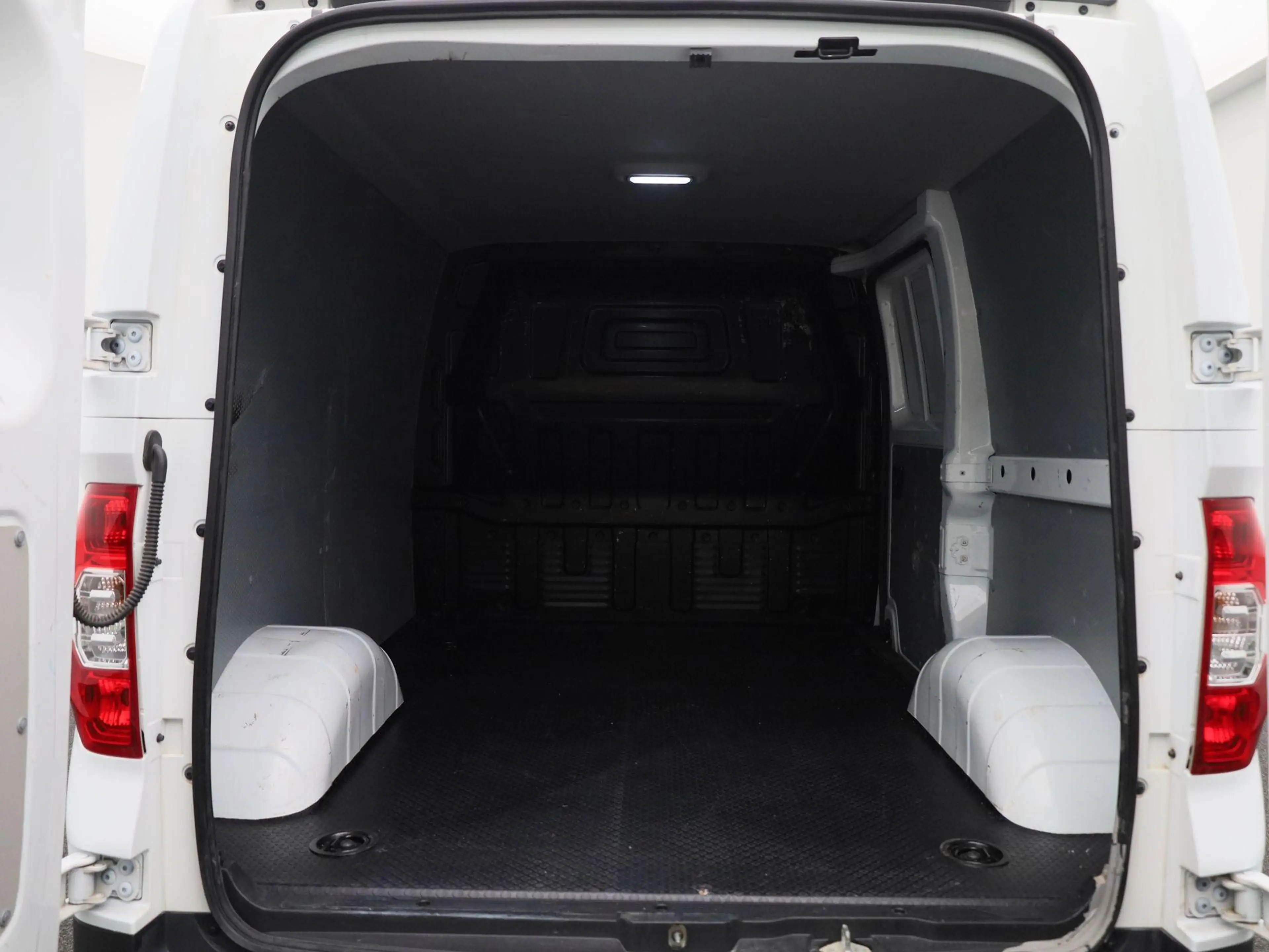 Maxus eDeliver 3 SWB 50 kWh — photo 14