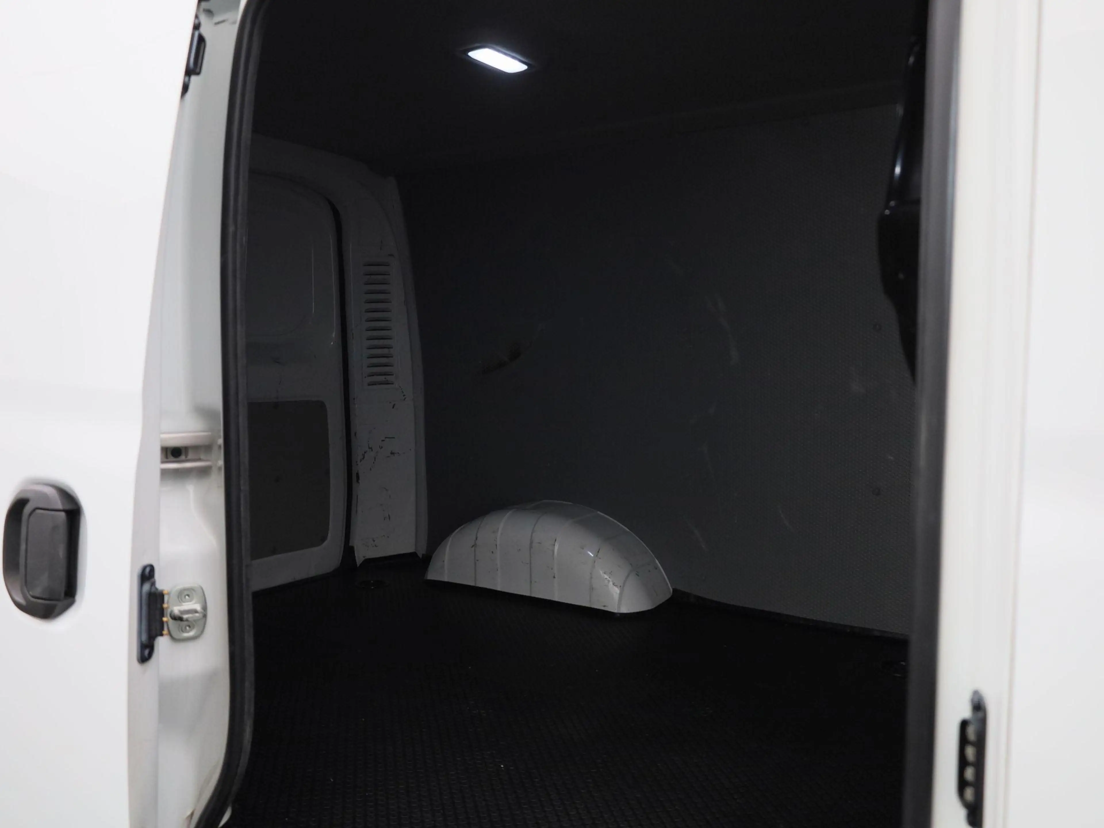 Maxus eDeliver 3 SWB 50 kWh — photo 13