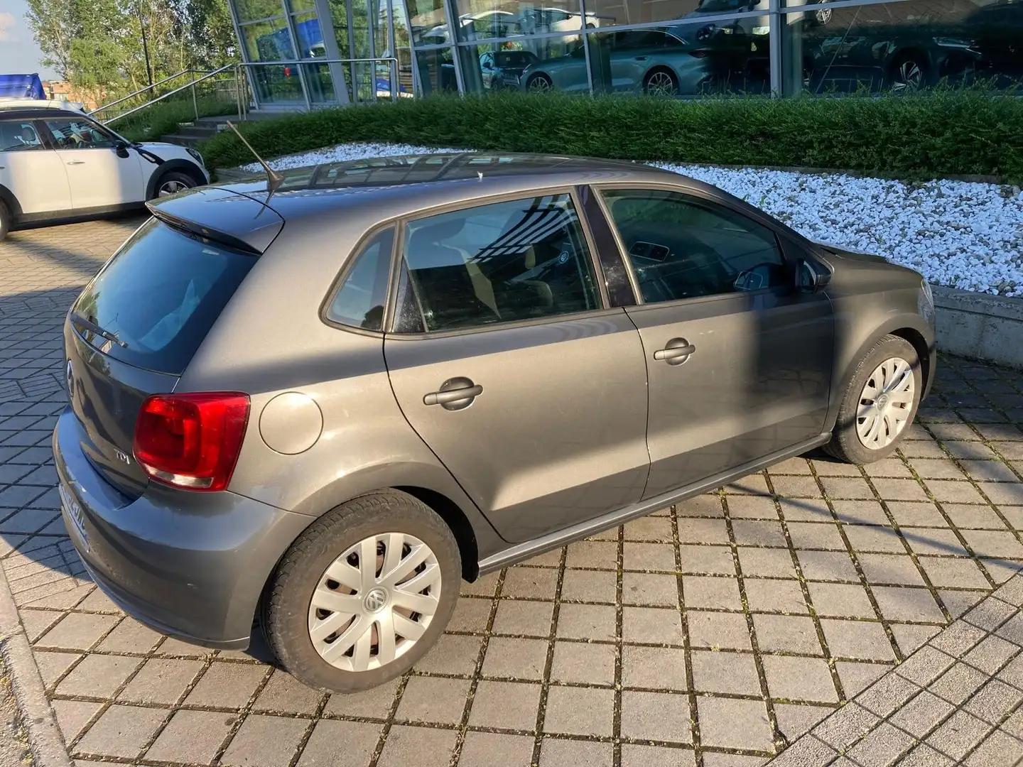 Volkswagen Polo 5p comfortline 1.6 TDI 90cv neopatentati Gris - 2