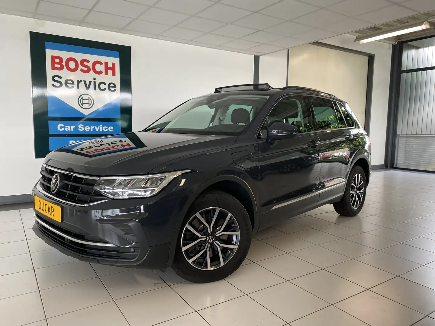 Volkswagen Tiguan 1.4 TSI eHybrid Business+ Panoramadak /Trekhaak / Grijs - 1