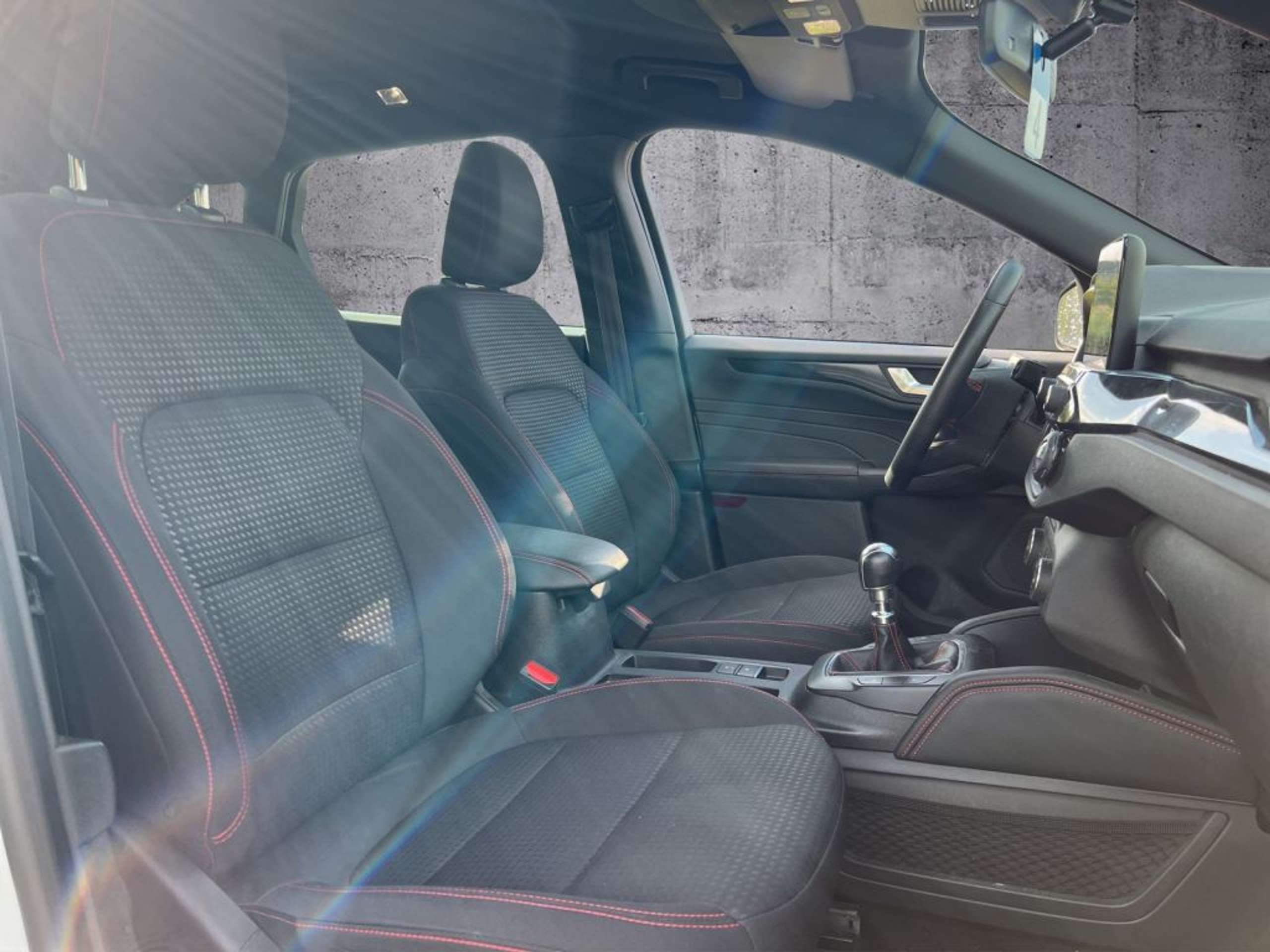 Fahrzeugabbildung Ford Kuga 2.0 EcoBlue Hybrid ST-LINE - mit KI generiert/bearbeitet