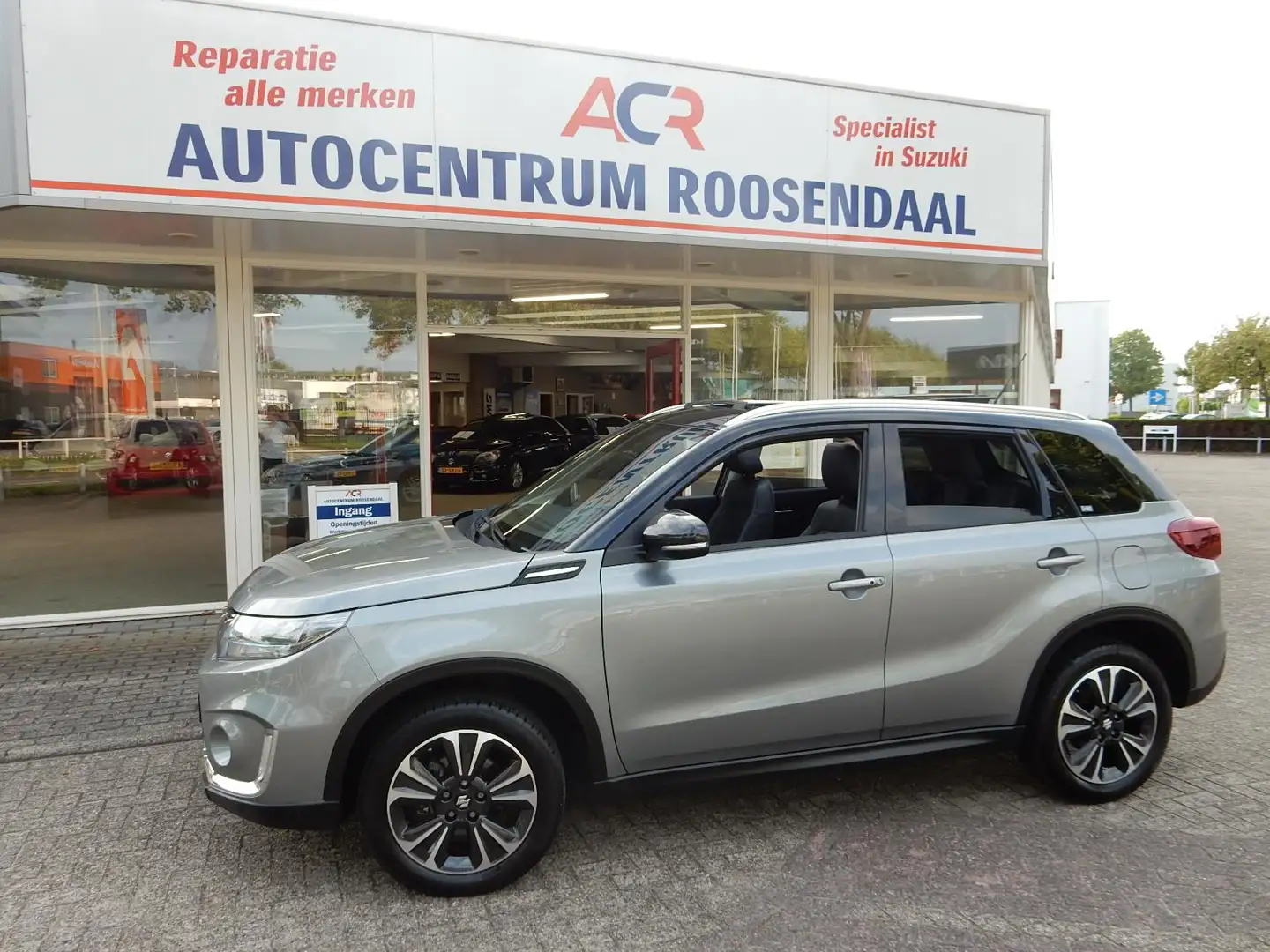 Suzuki Vitara 1.4 Stijl Boosterjet Smart Hybrid Grijs - 2