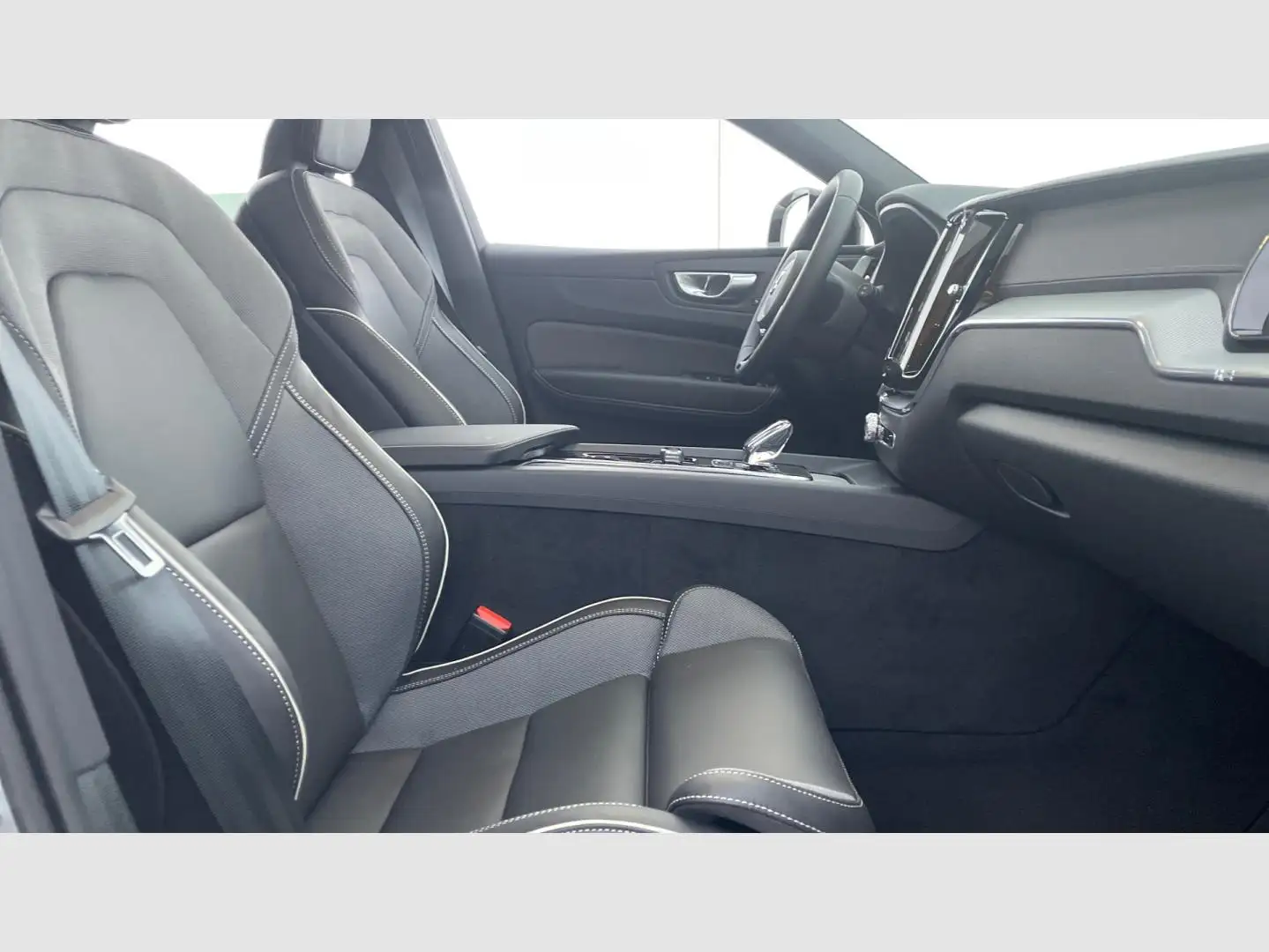 Volvo XC60 B4 Ultimate Dark AWD Aut. Gris - 2