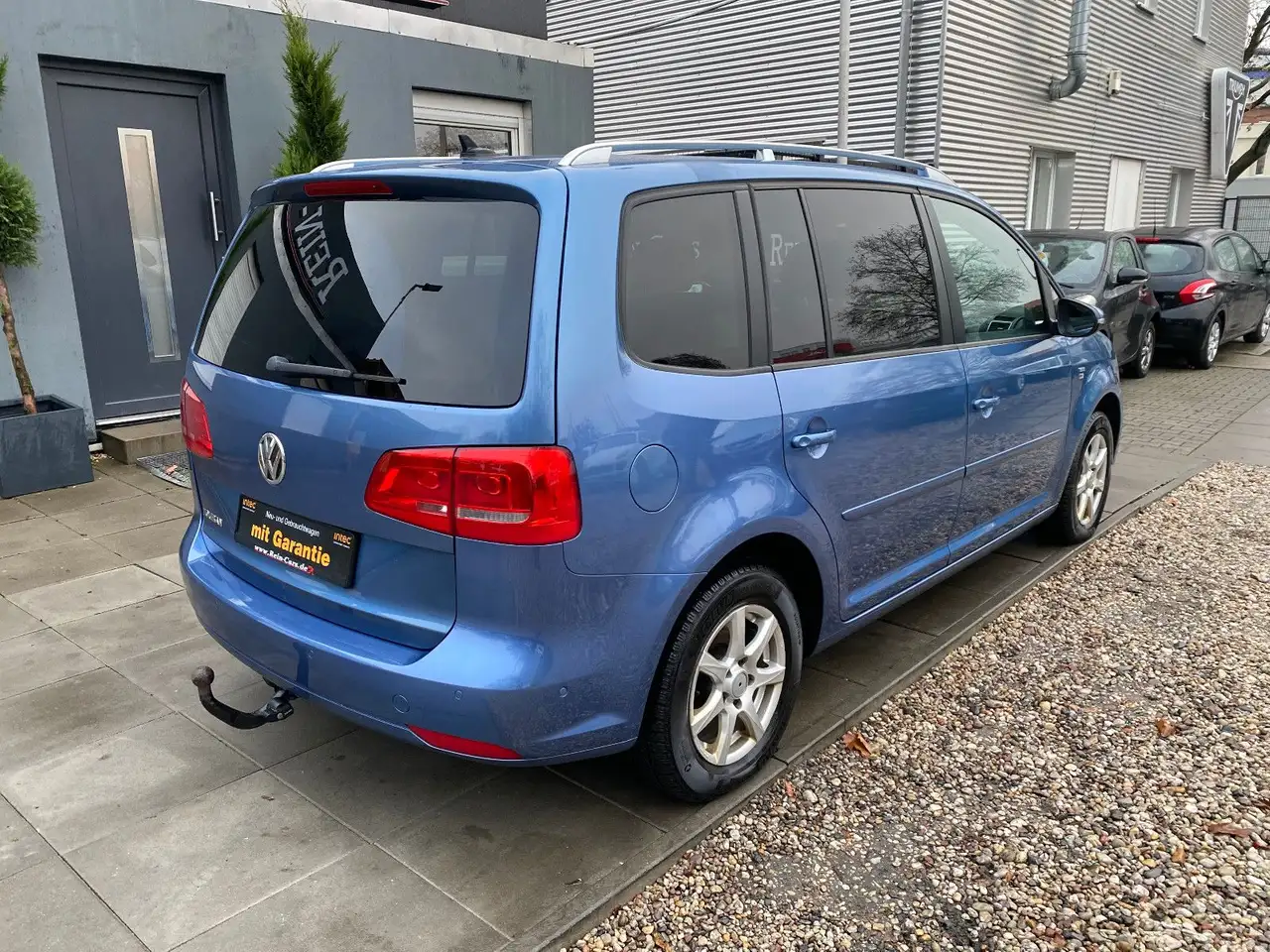 Volkswagen Touran Van/Kleinbus in Blau gebraucht in Unterpurkla für € 25  990