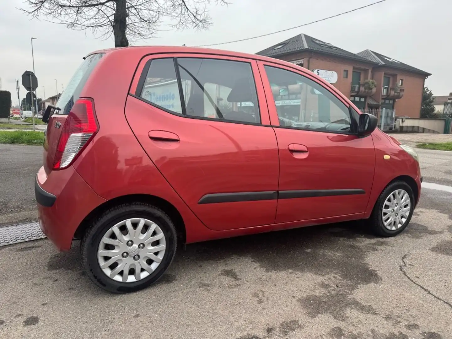 Hyundai i10 1.1 12V Active Rosso - 2