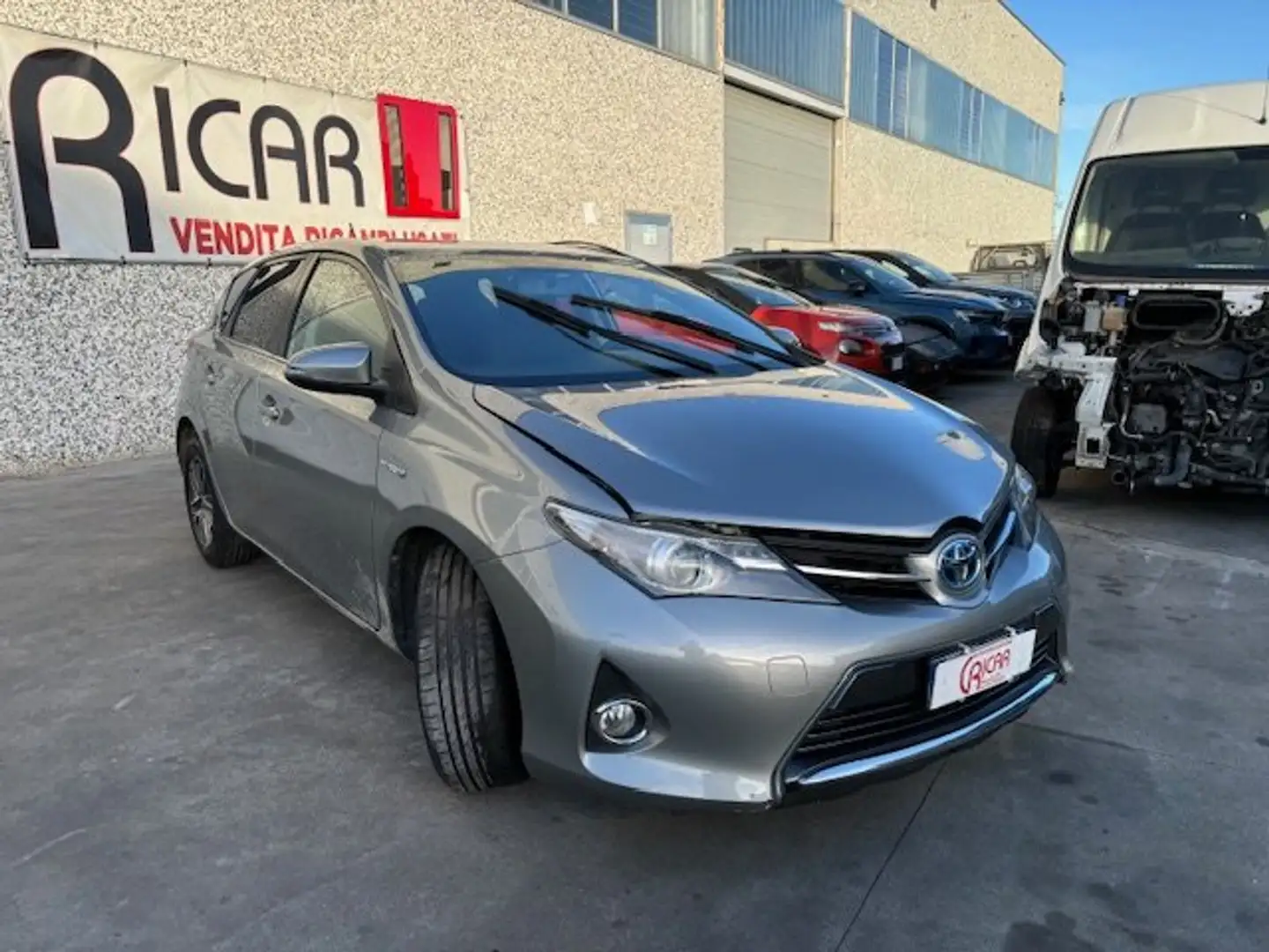 Toyota Auris Auris 5p 1.8h Lounge Gris - 1