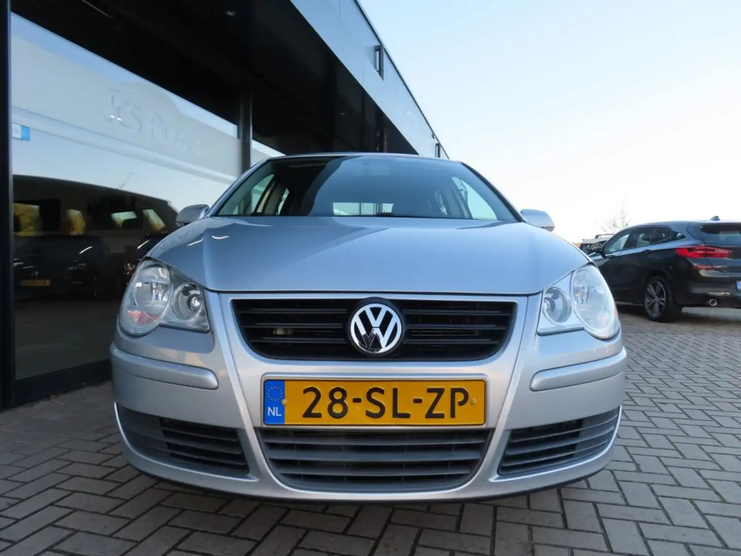 Volkswagen Polo 1.4-16V Optive Automaat Cruise Airco Trekhaak 2006 Grau - 2